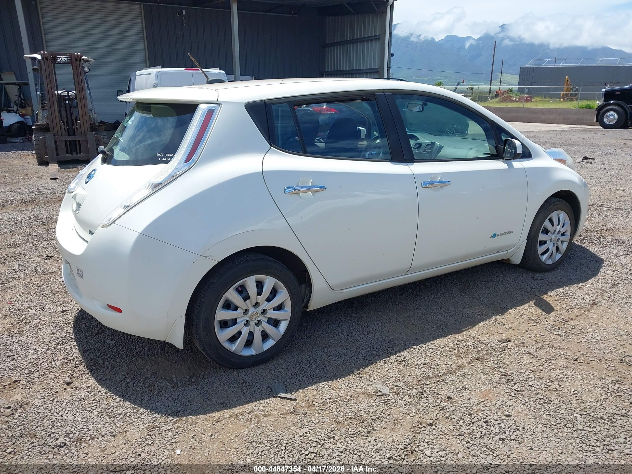 NISSAN LEAF image 4