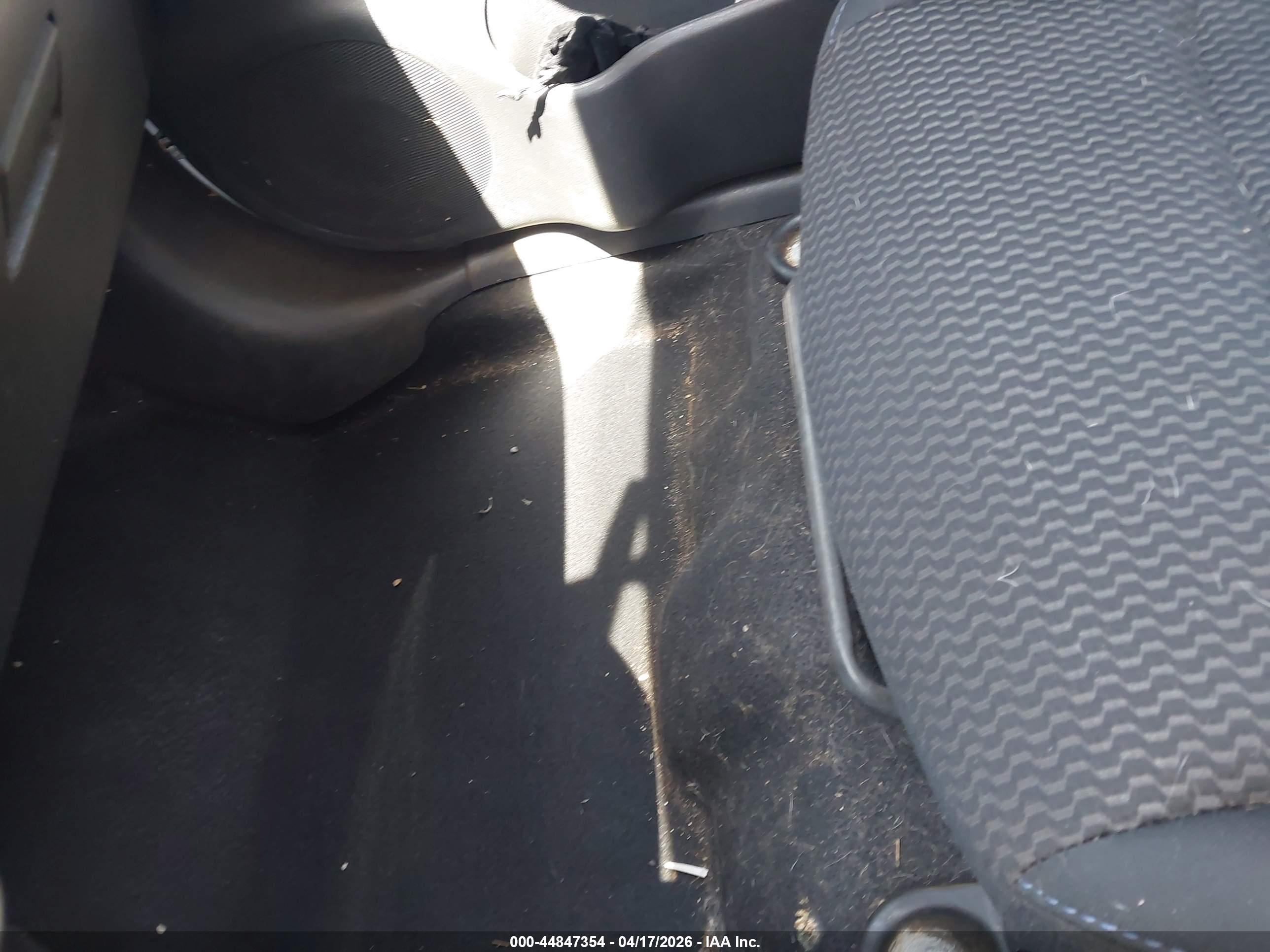 NISSAN LEAF image 6