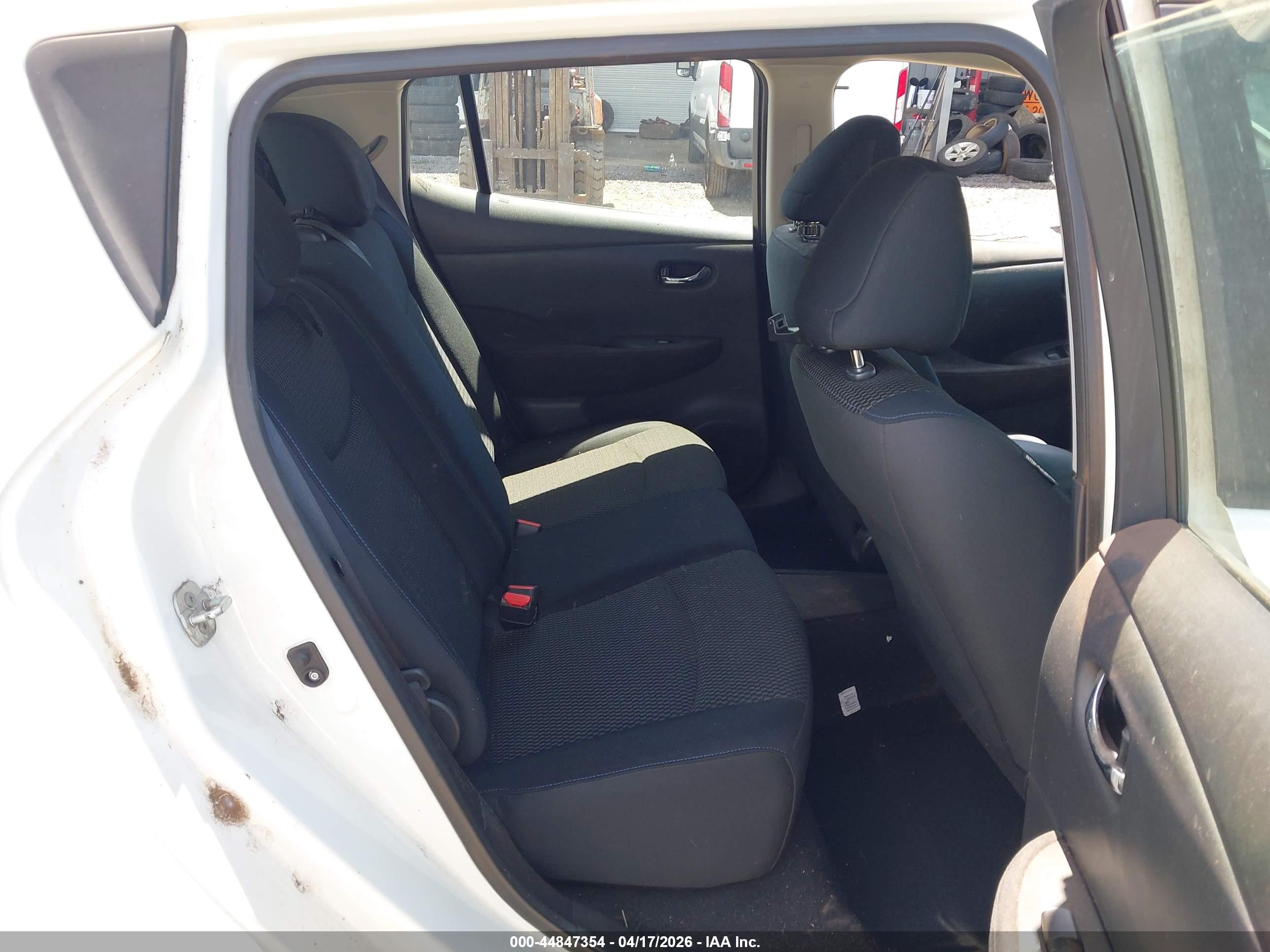 NISSAN LEAF image 8