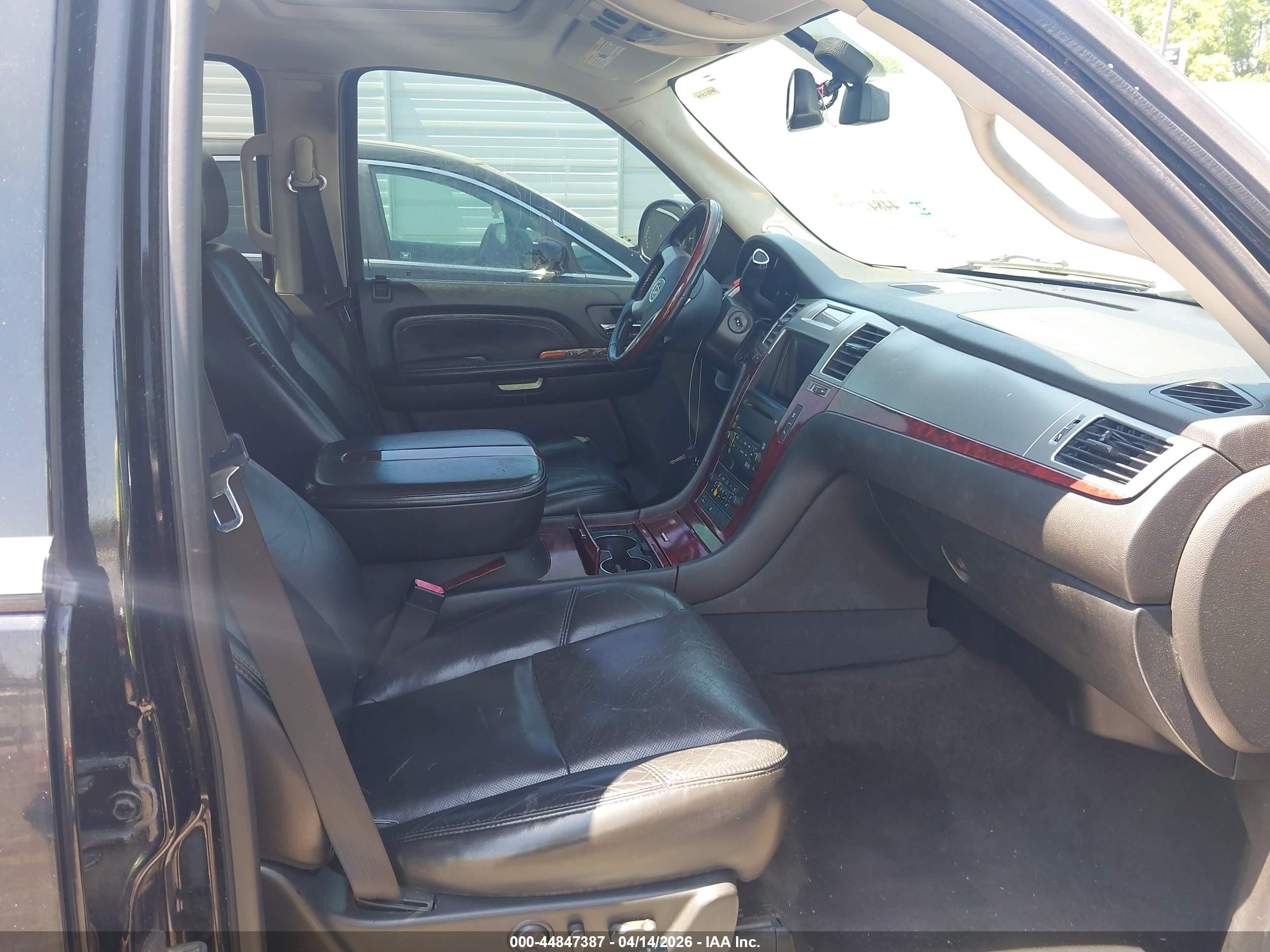 CADILLAC ESCALADE image 5