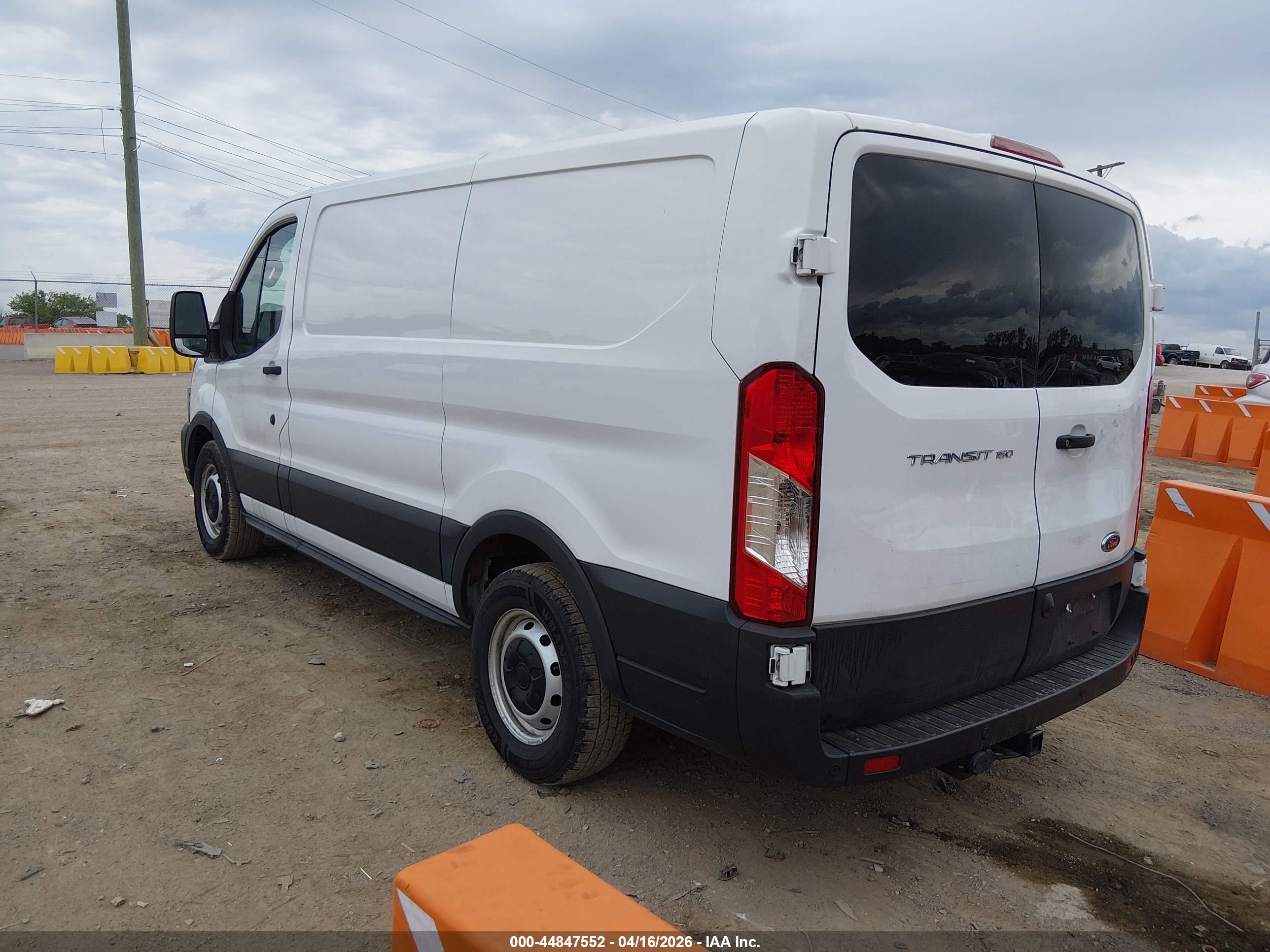 FORD TRANSIT-150 image 3