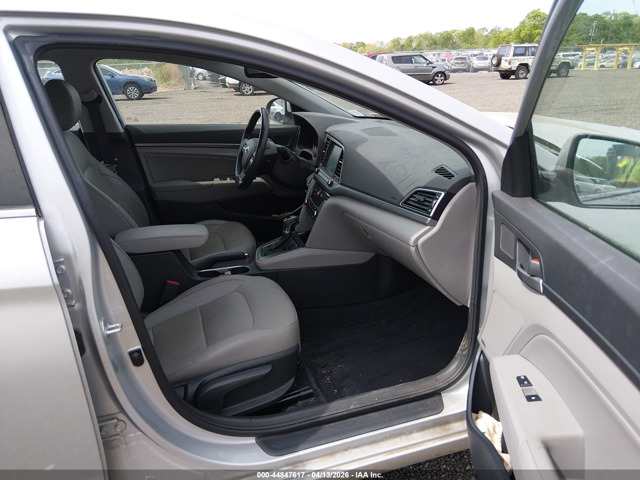 HYUNDAI ELANTRA image 5