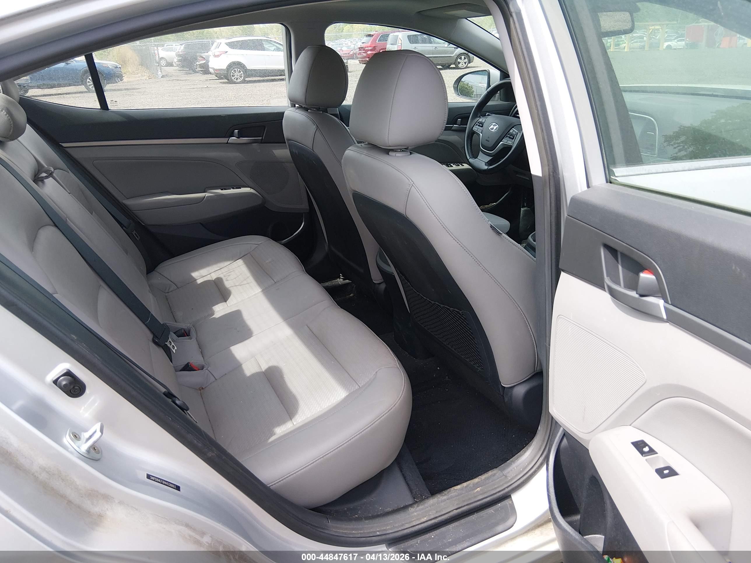 HYUNDAI ELANTRA image 8