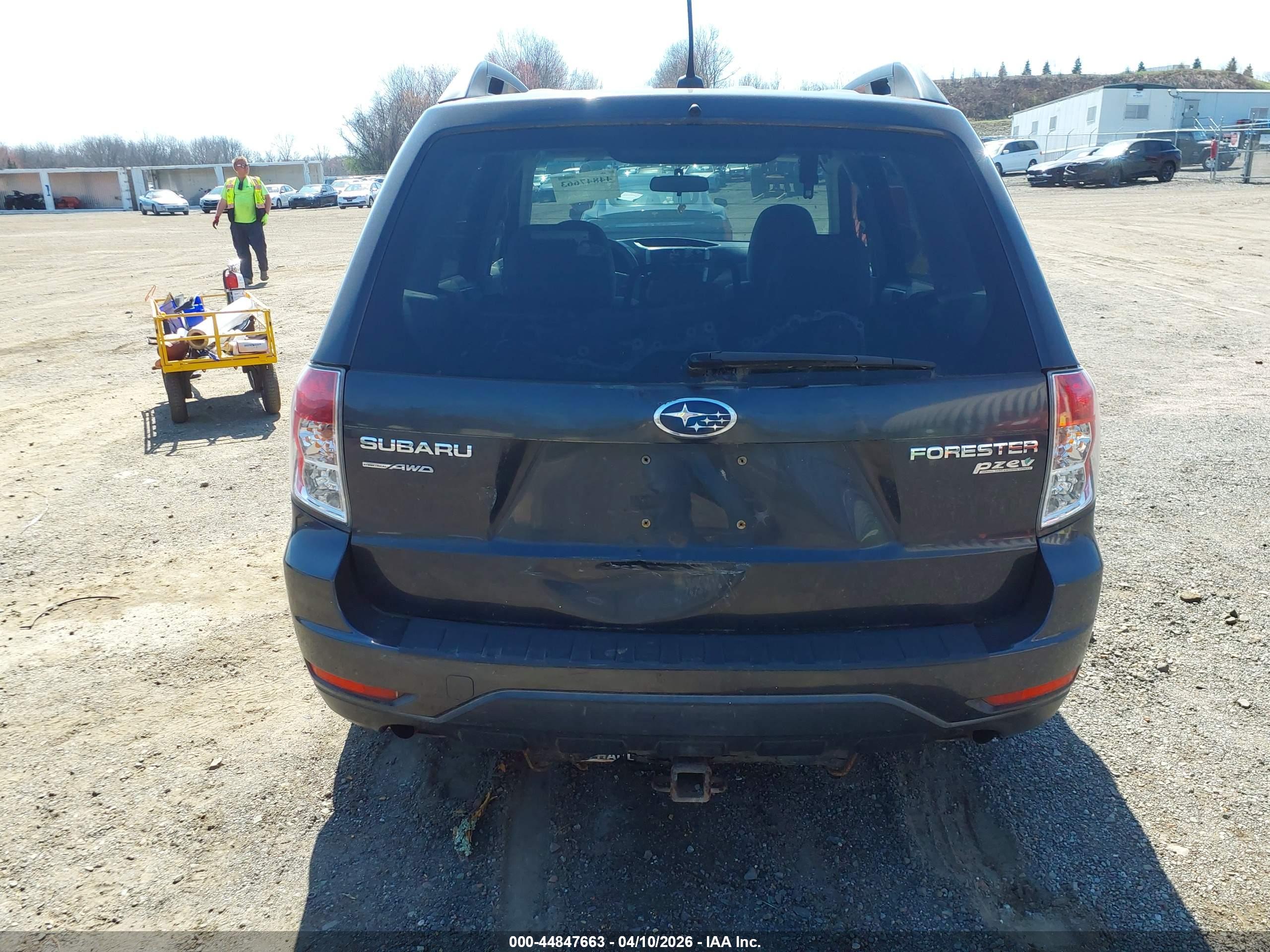 SUBARU FORESTER image 6