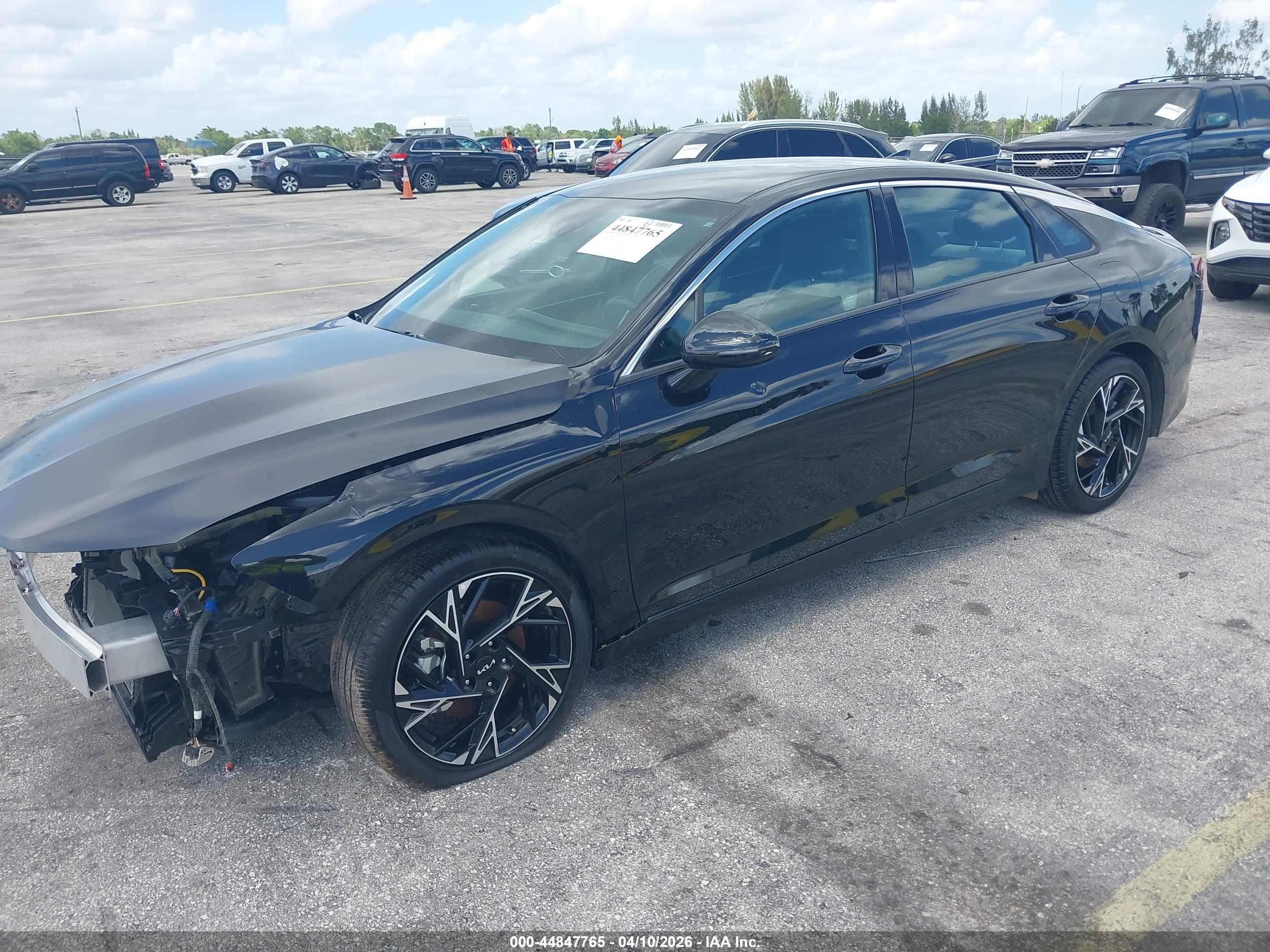 KIA K5 image 2