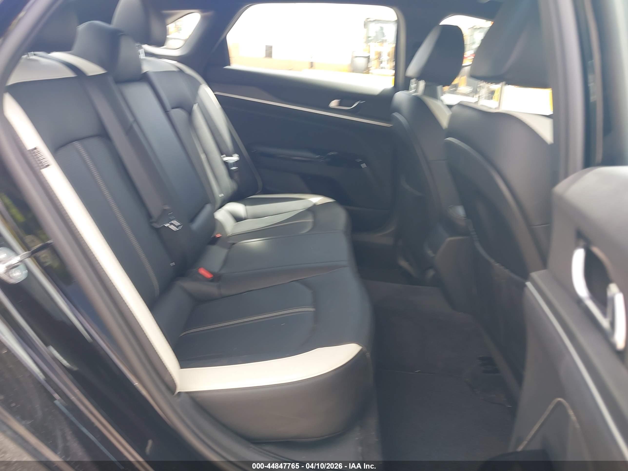 KIA K5 image 8