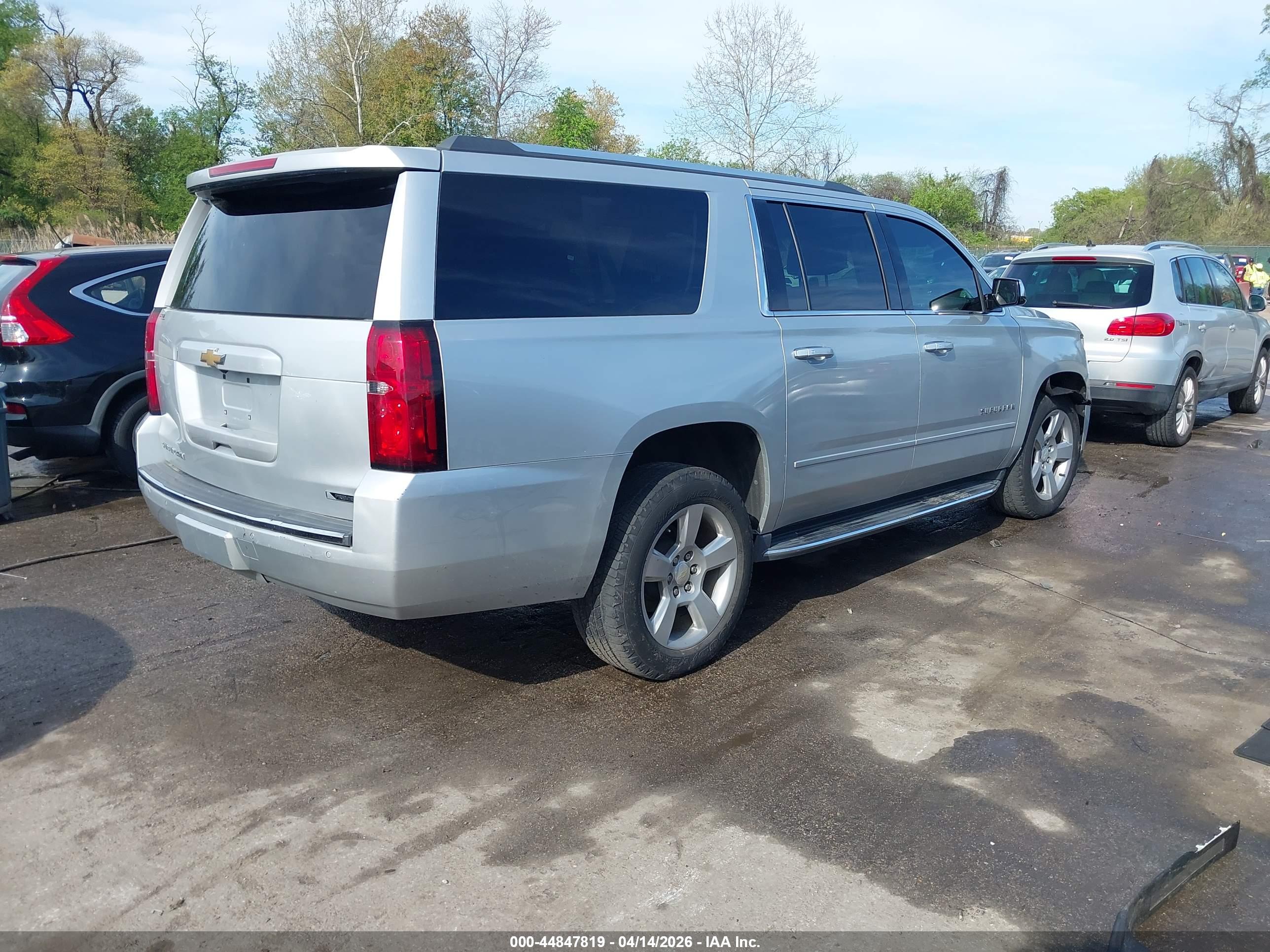 CHEVROLET SUBURBAN image 4