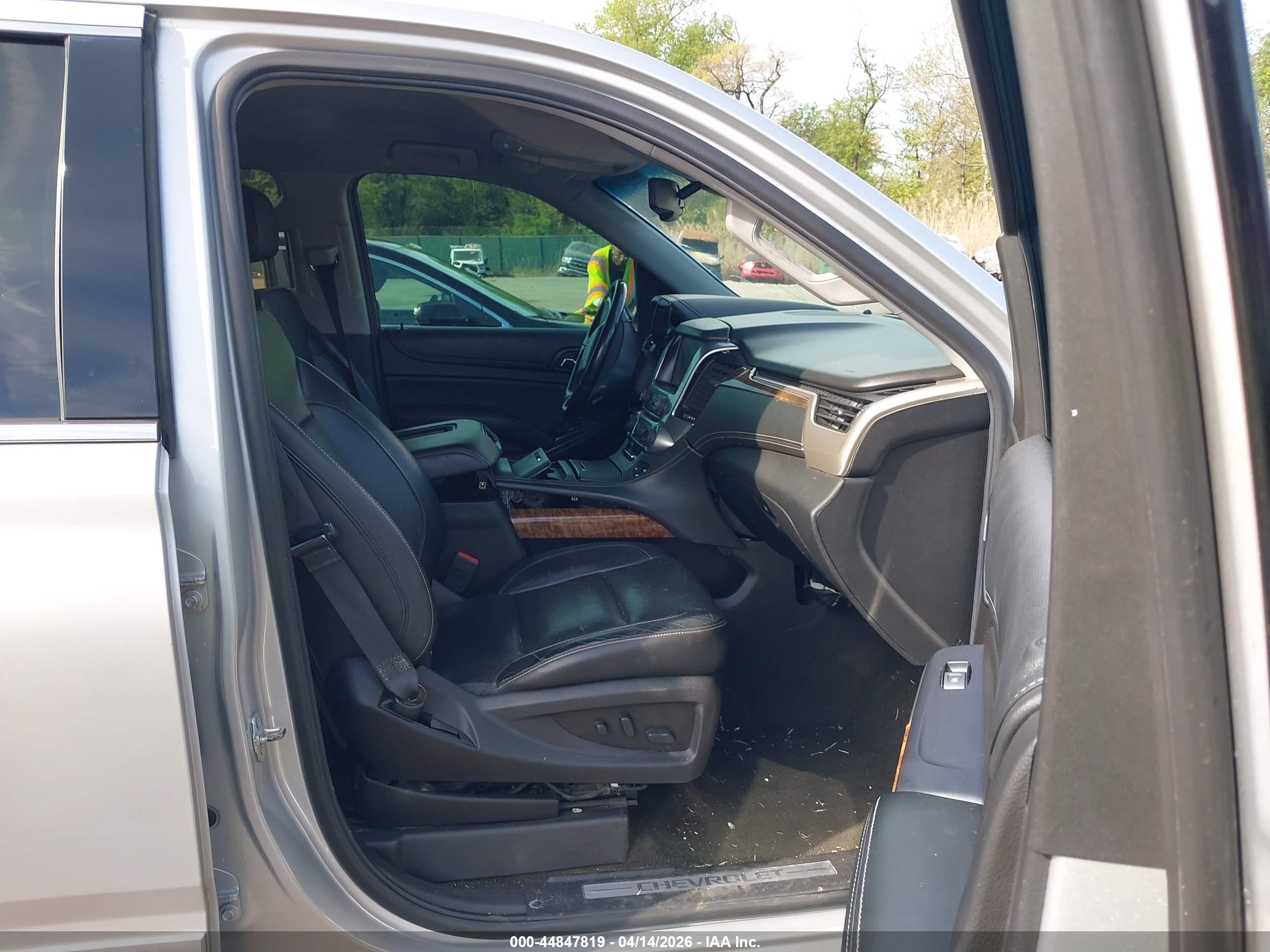 CHEVROLET SUBURBAN image 5