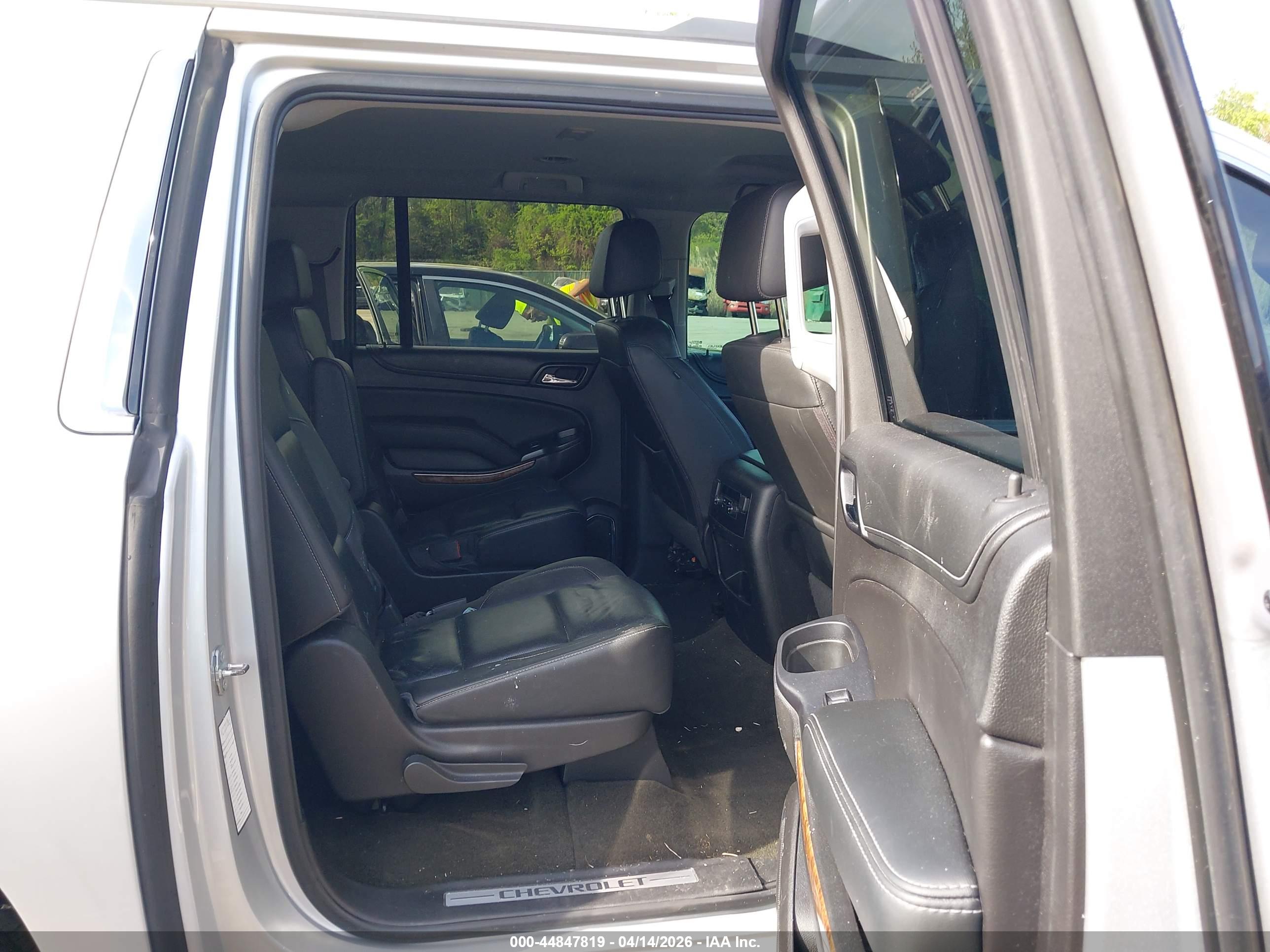 CHEVROLET SUBURBAN image 8