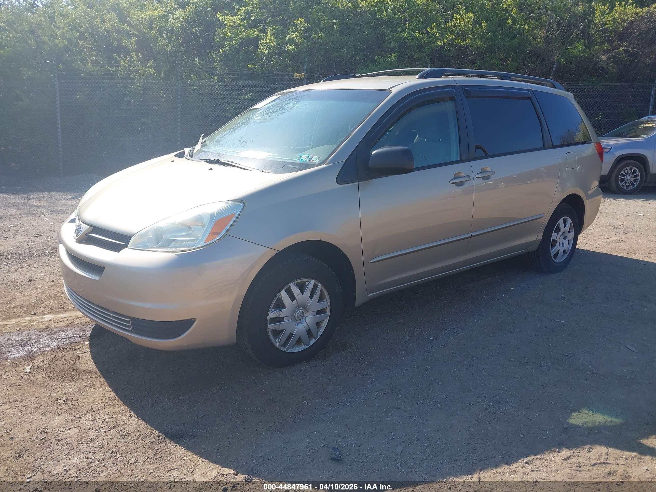 TOYOTA SIENNA image 2