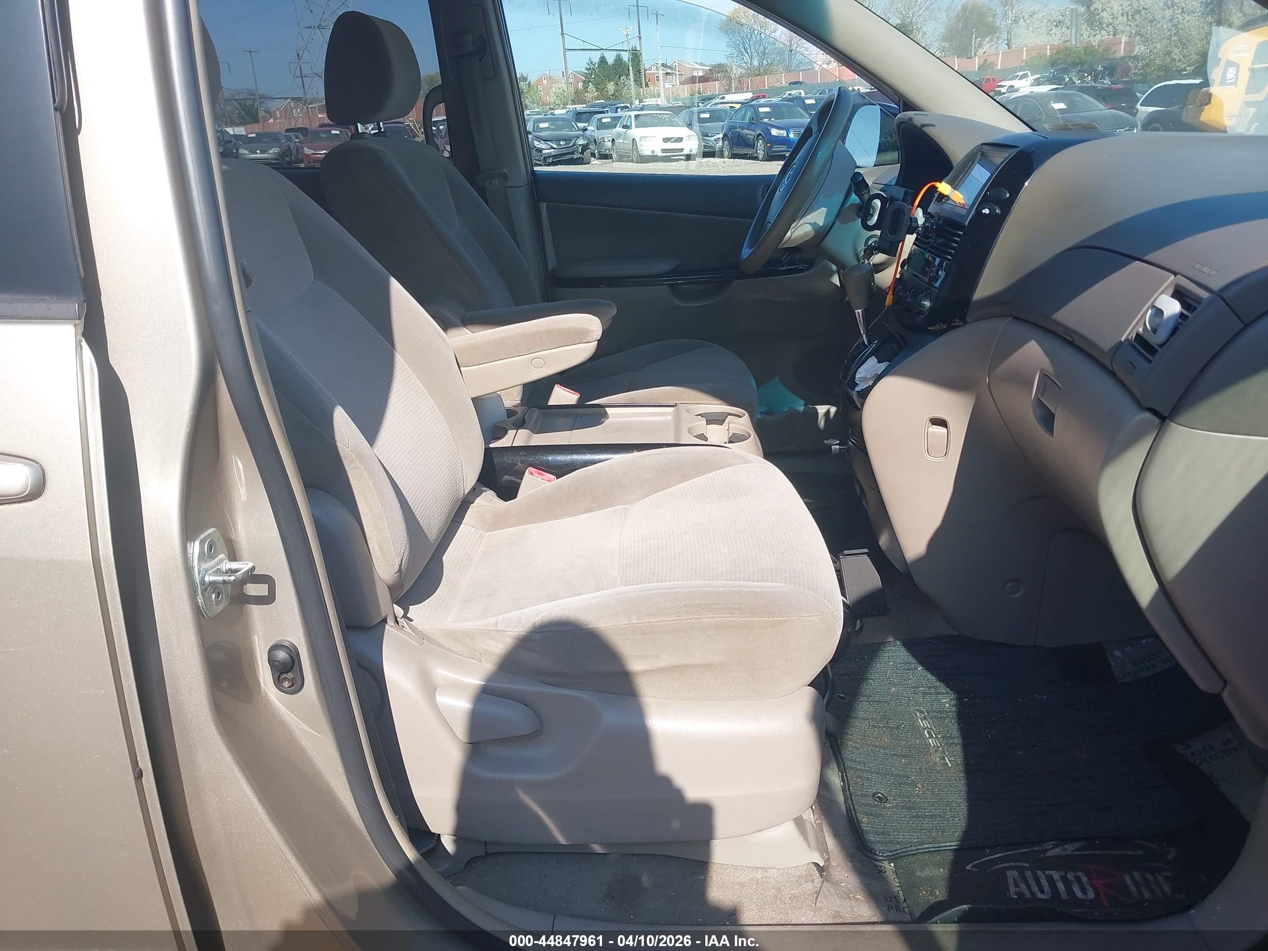 TOYOTA SIENNA image 5