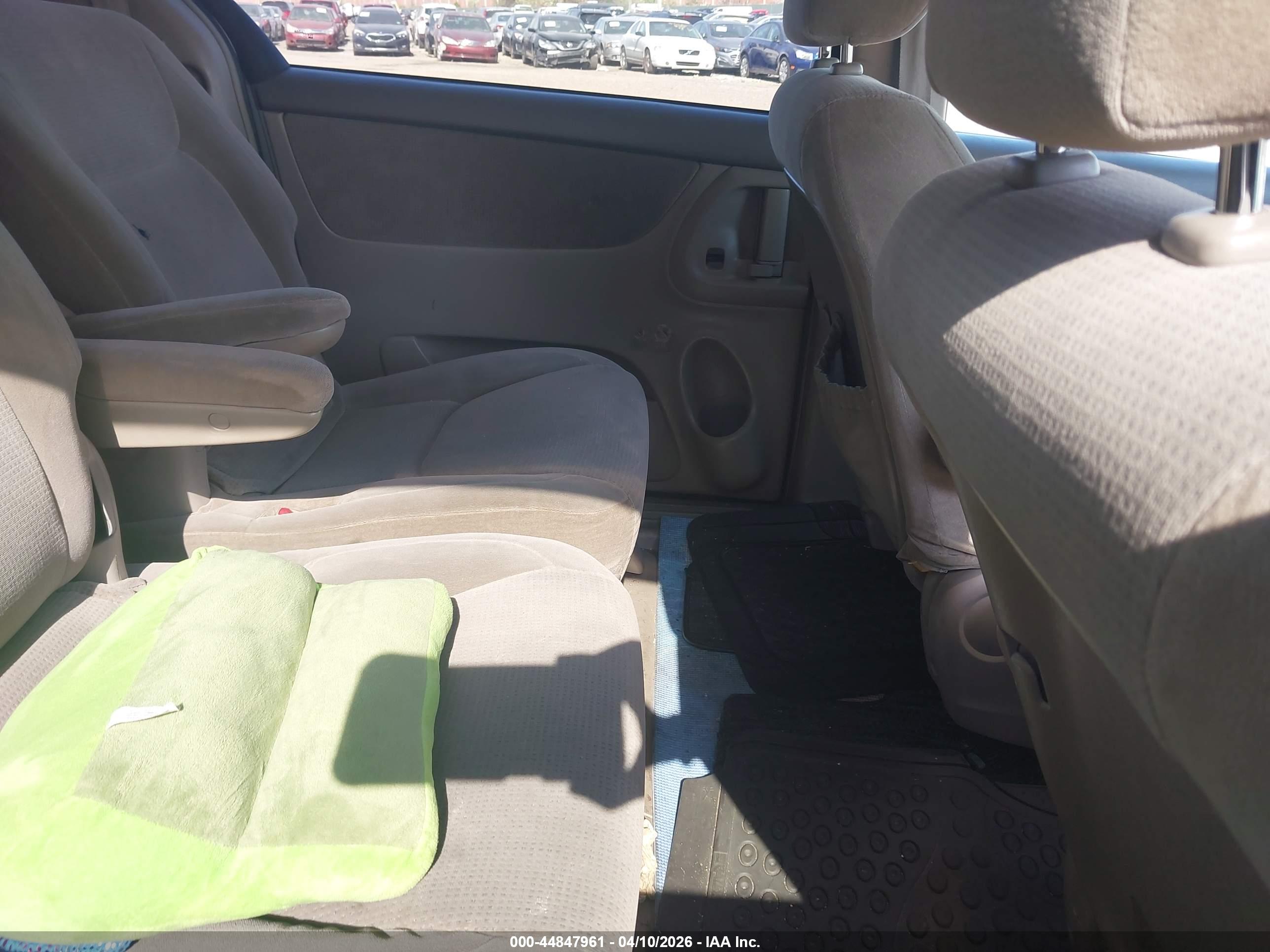 TOYOTA SIENNA image 8