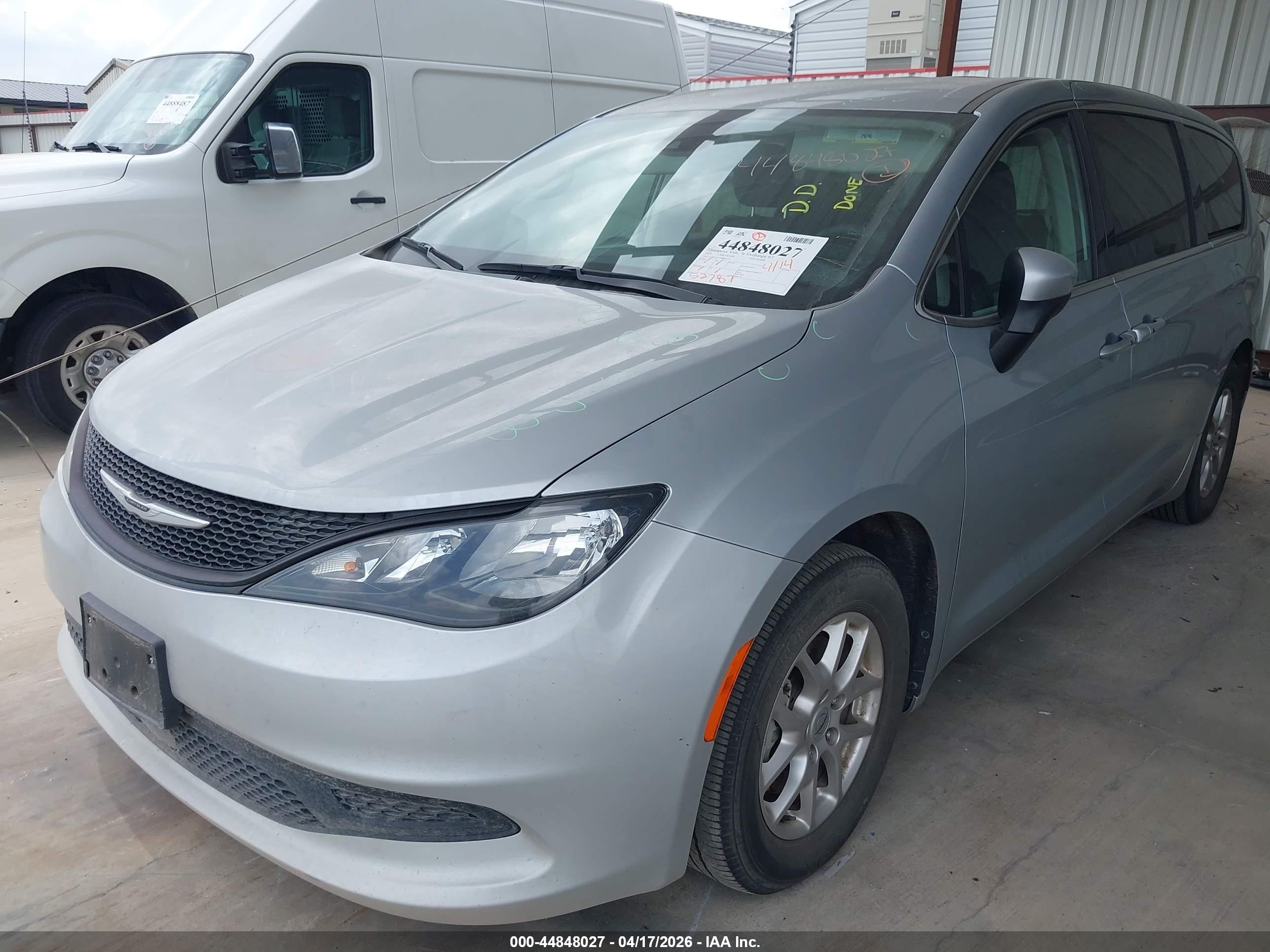 CHRYSLER VOYAGER image 2