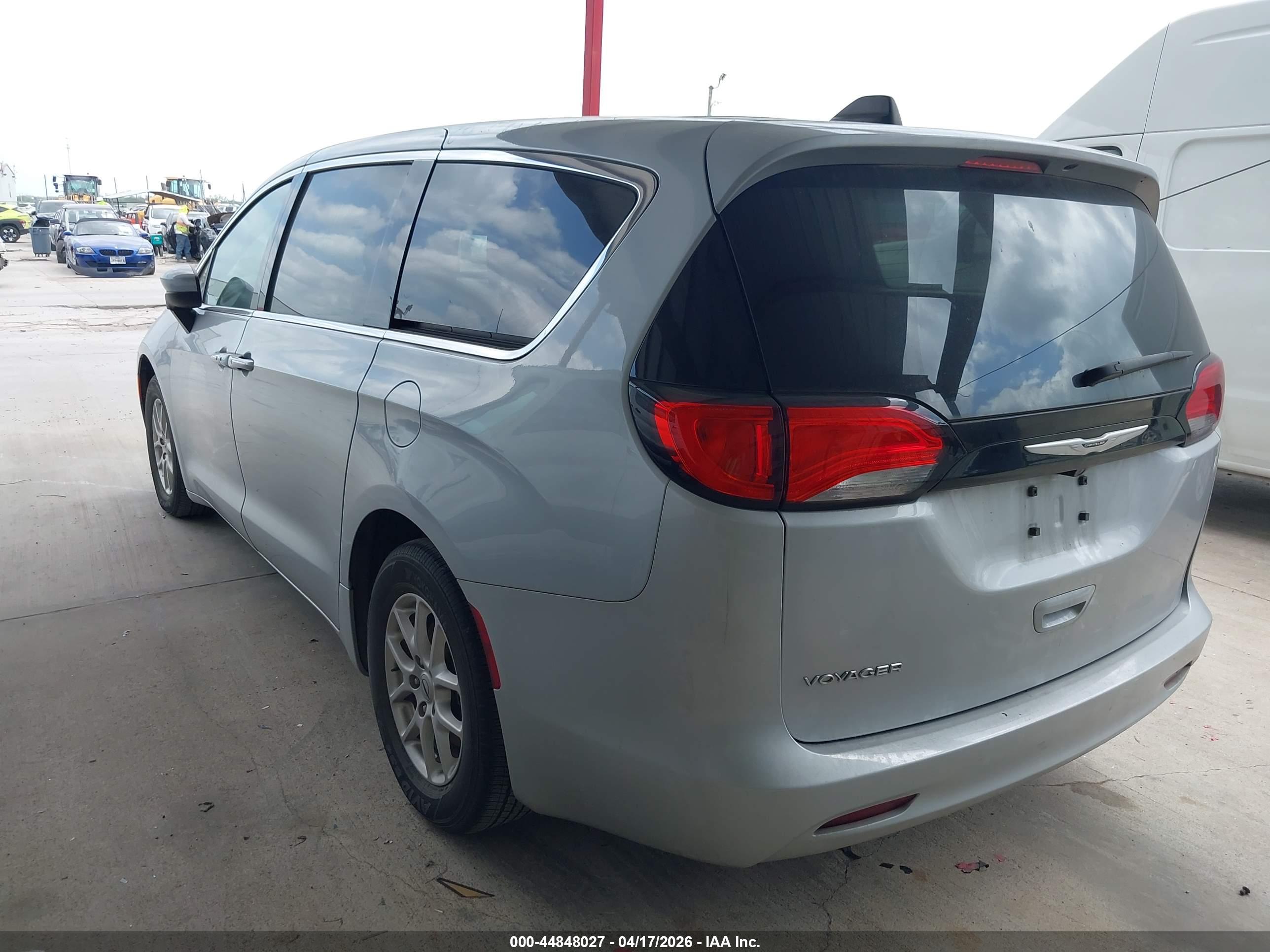 CHRYSLER VOYAGER image 3