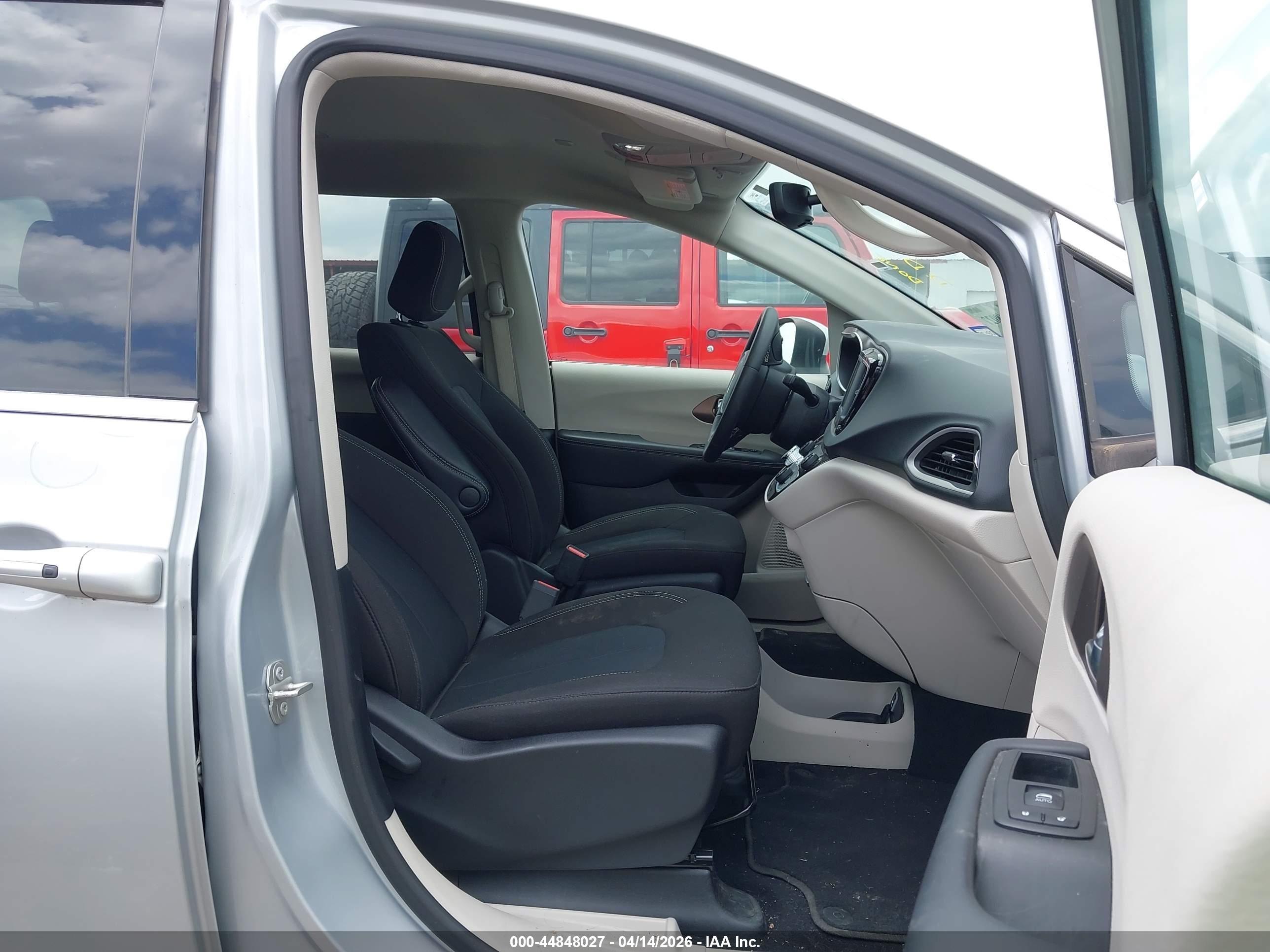 CHRYSLER VOYAGER image 5