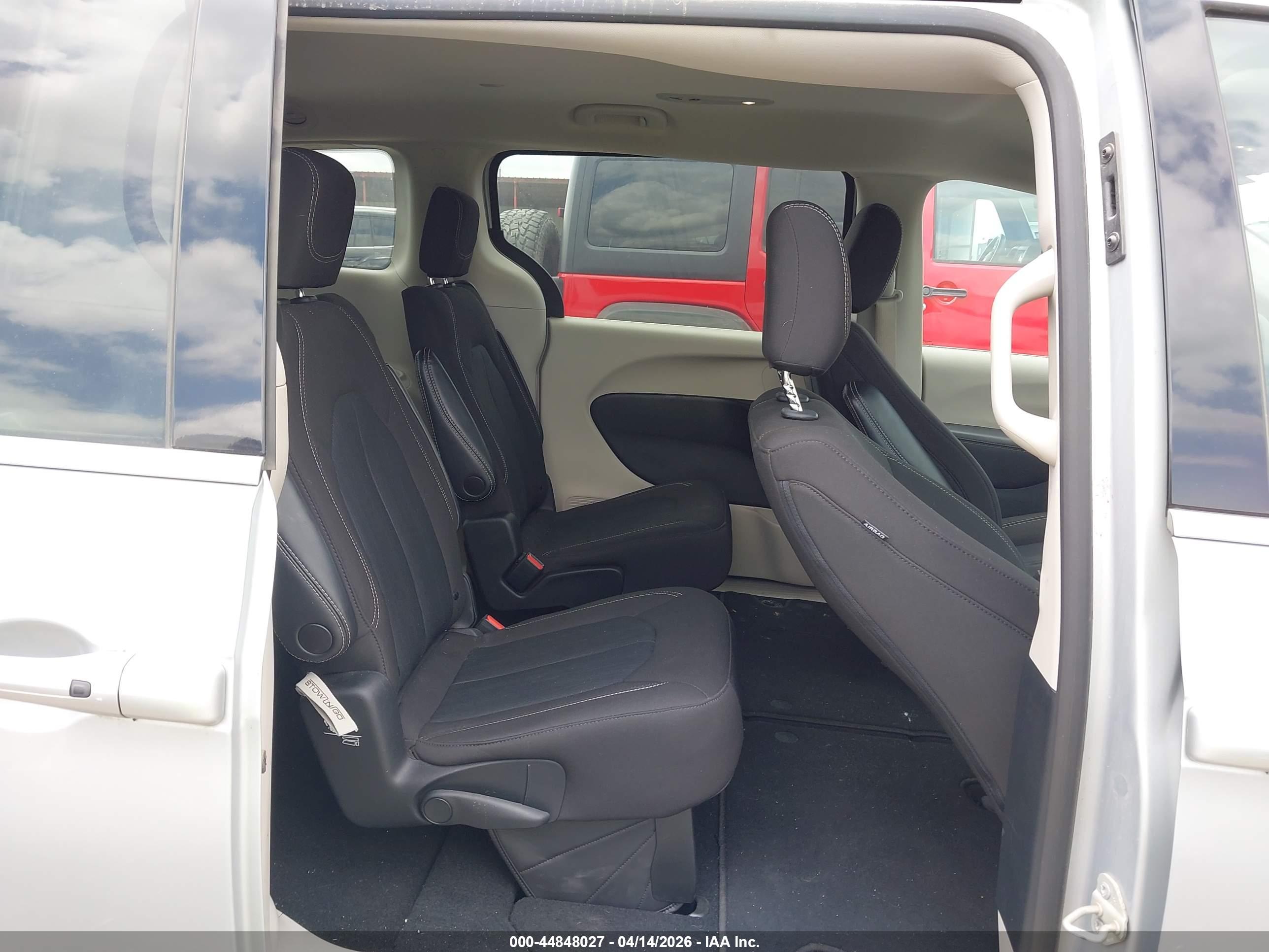 CHRYSLER VOYAGER image 8