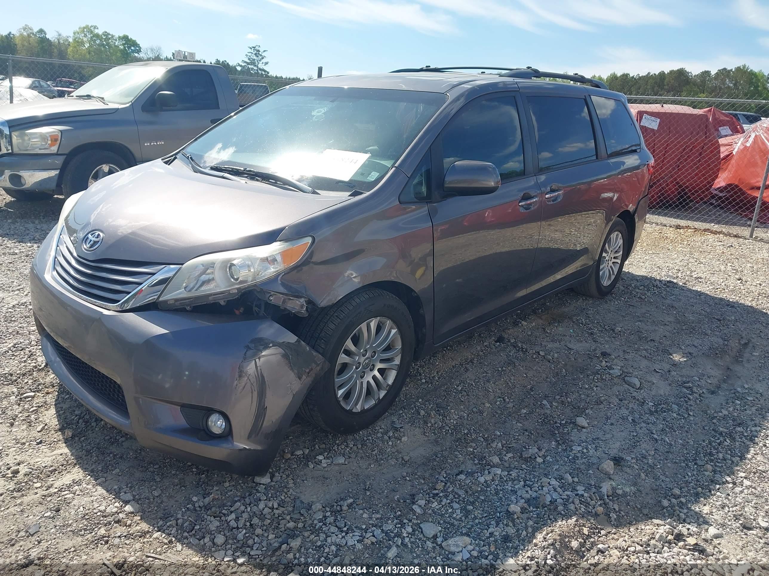 TOYOTA SIENNA image 2