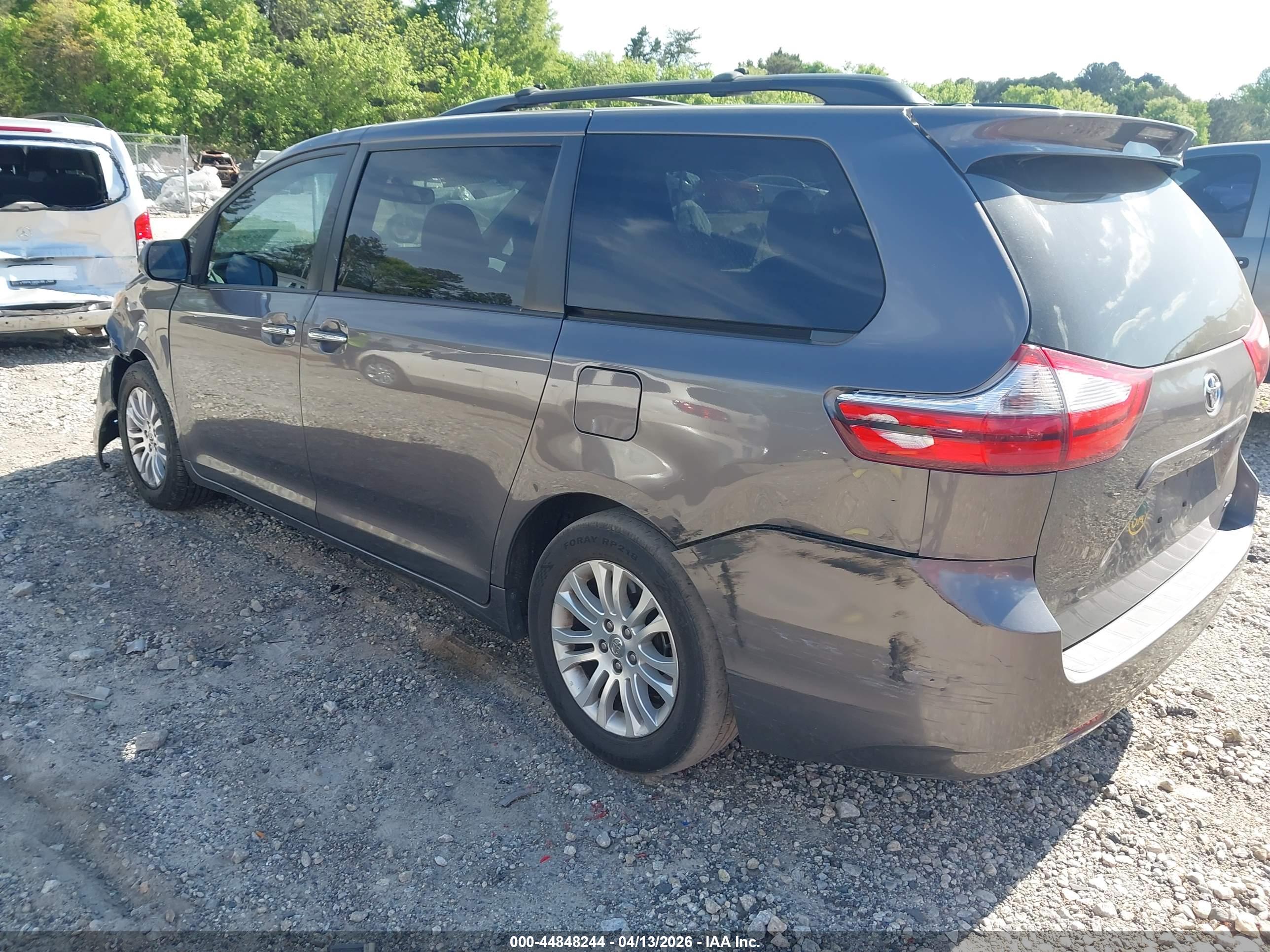 TOYOTA SIENNA image 3