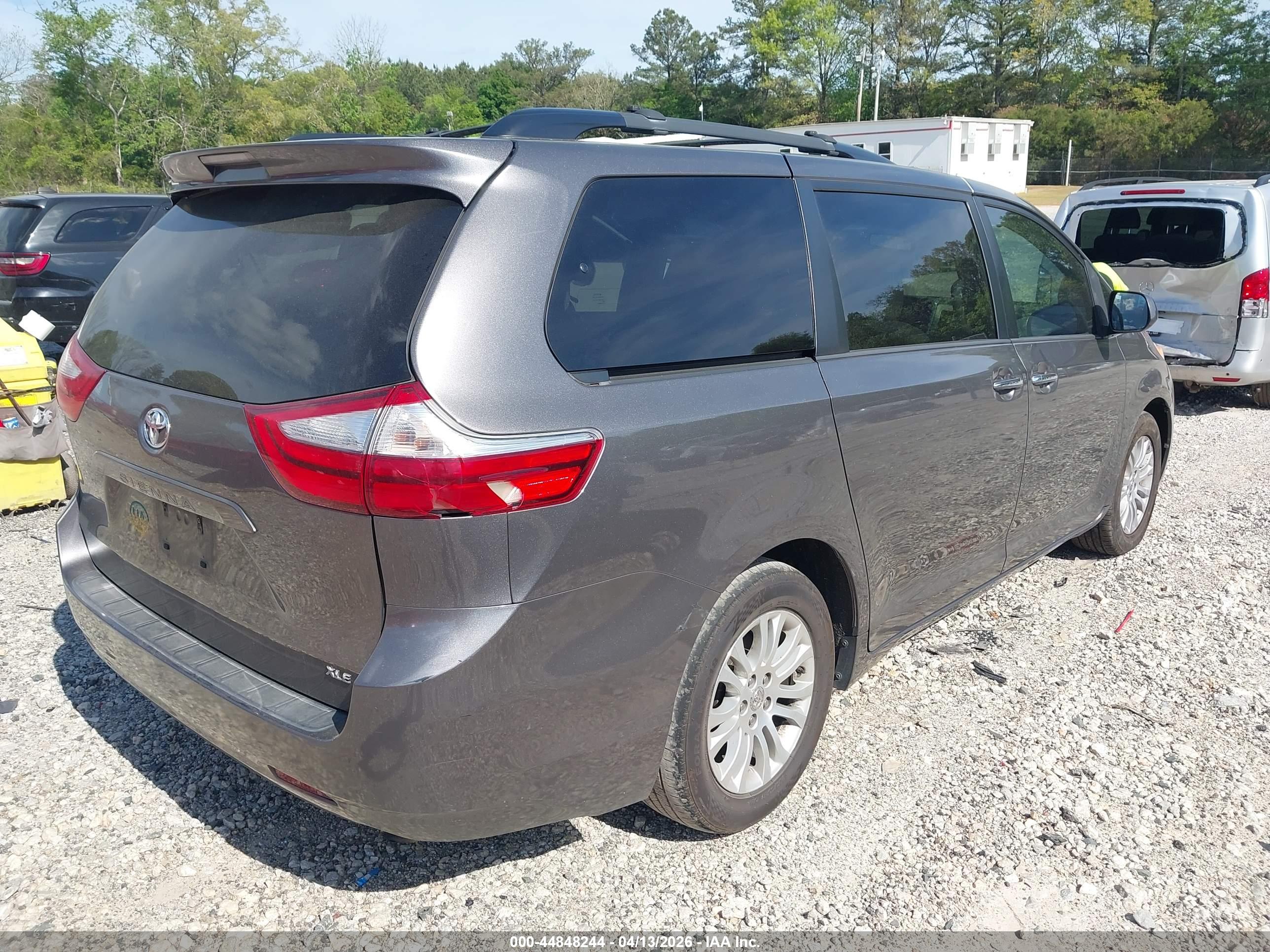 TOYOTA SIENNA image 4