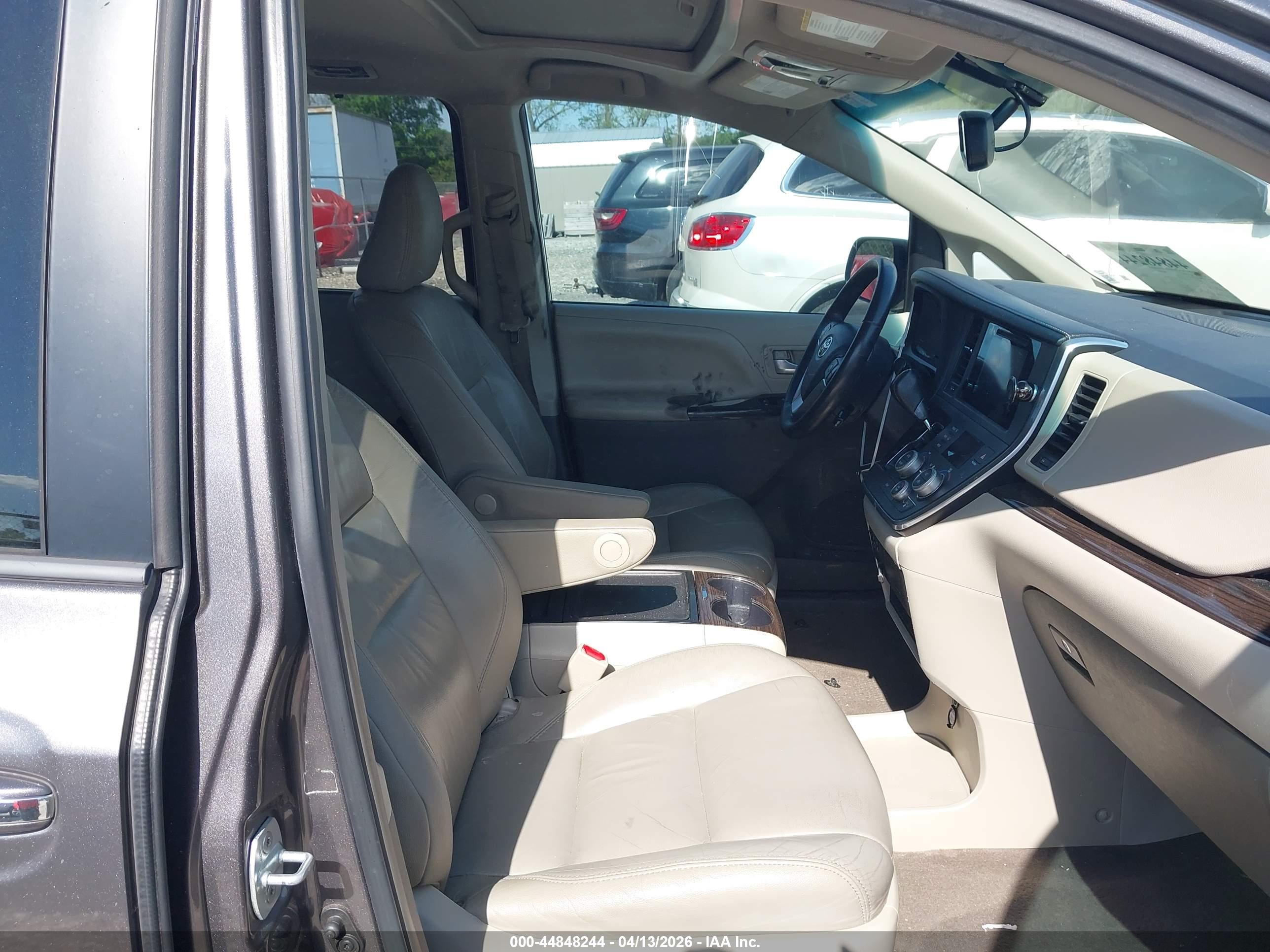 TOYOTA SIENNA image 5