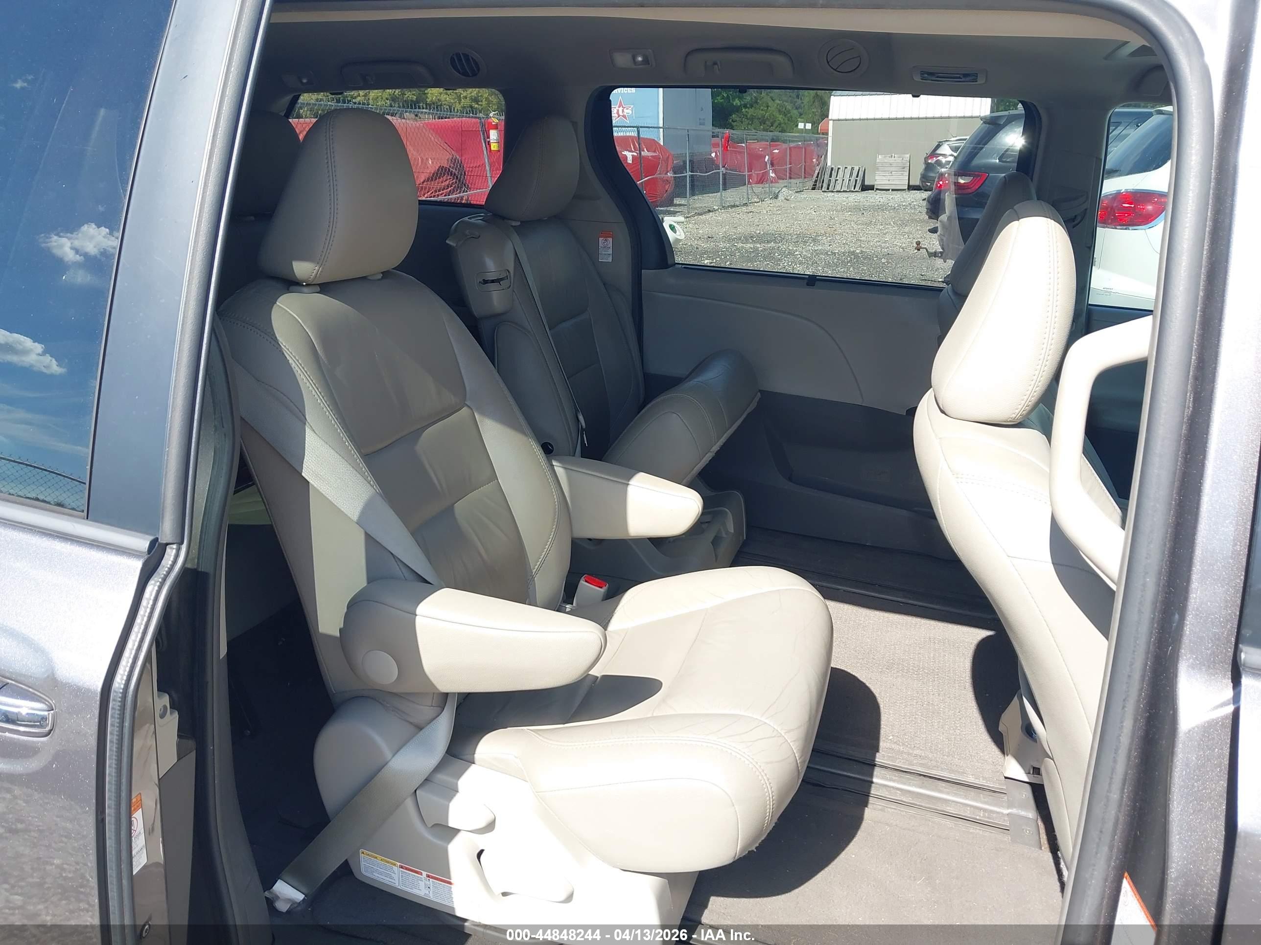 TOYOTA SIENNA image 8