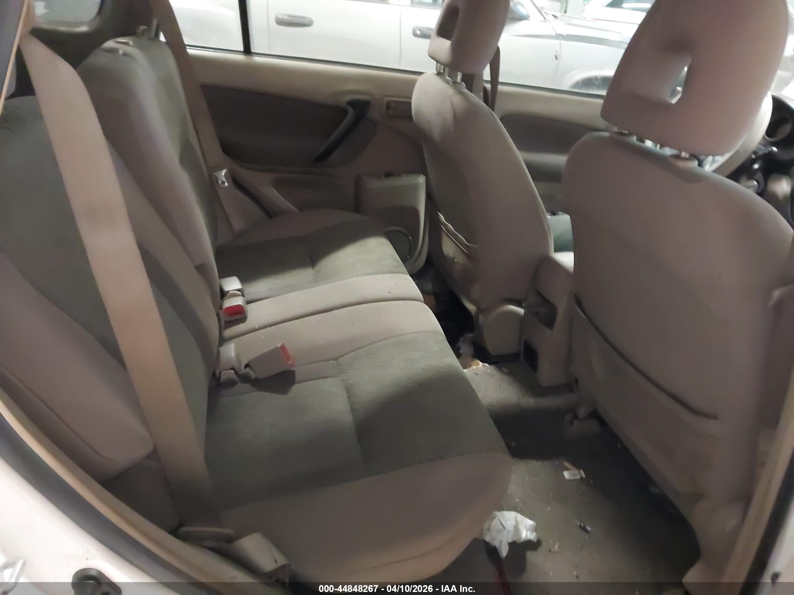 TOYOTA RAV4 image 8