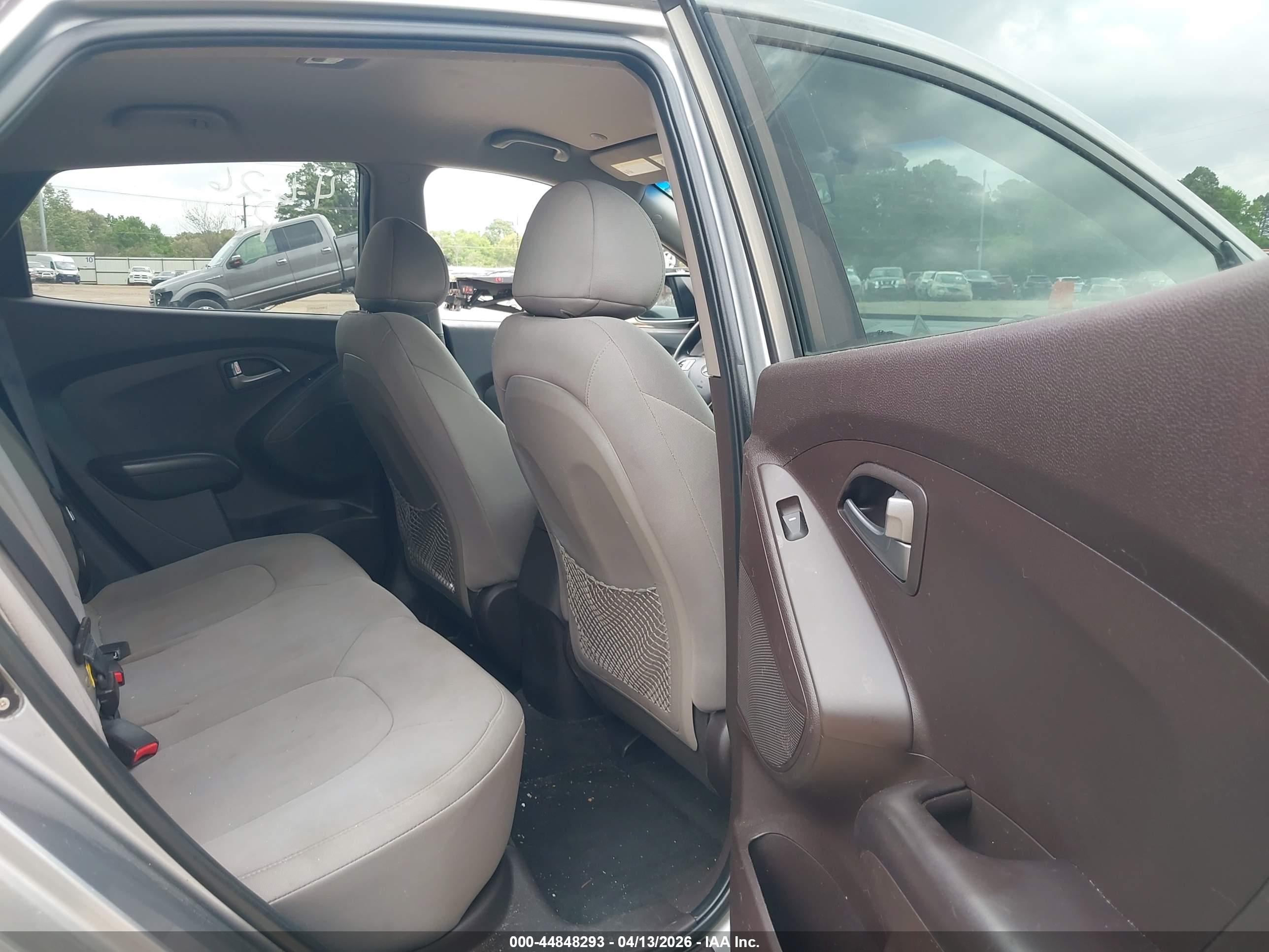 HYUNDAI TUCSON image 8