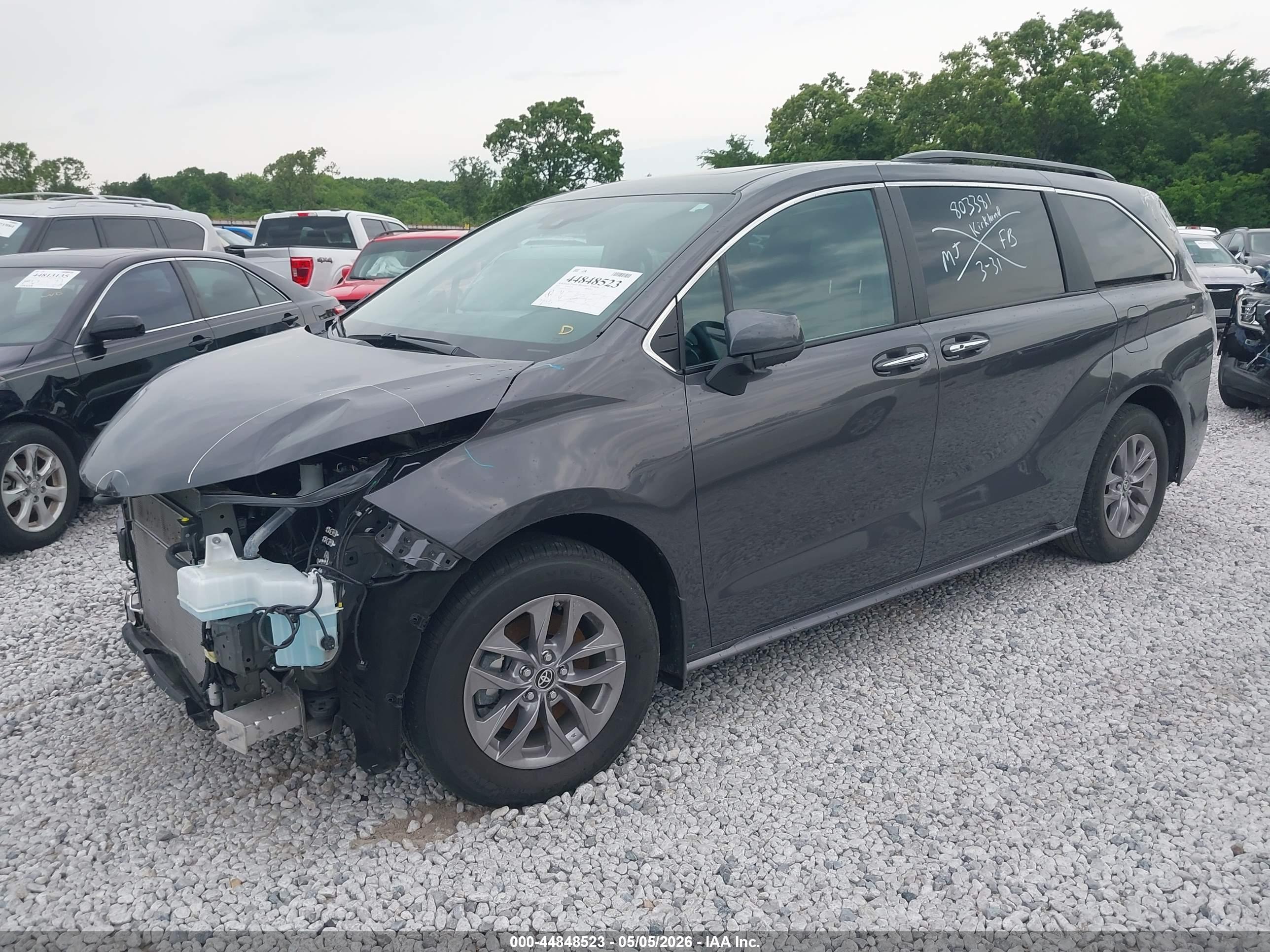 TOYOTA SIENNA image 2