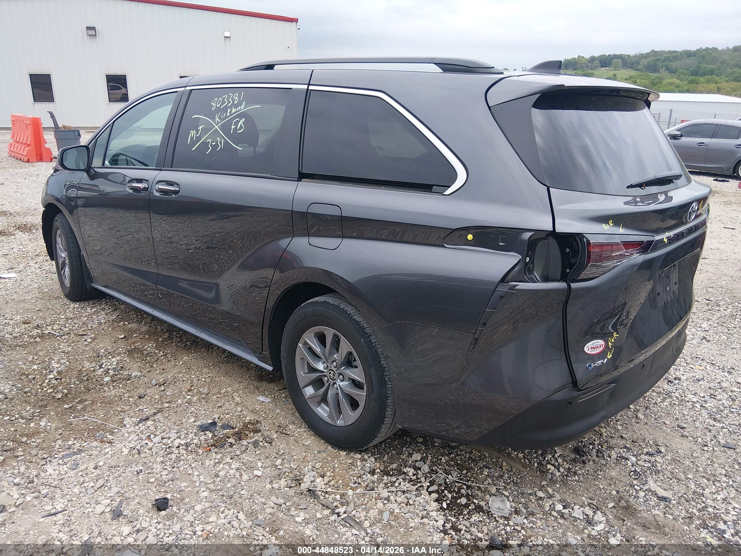TOYOTA SIENNA image 3