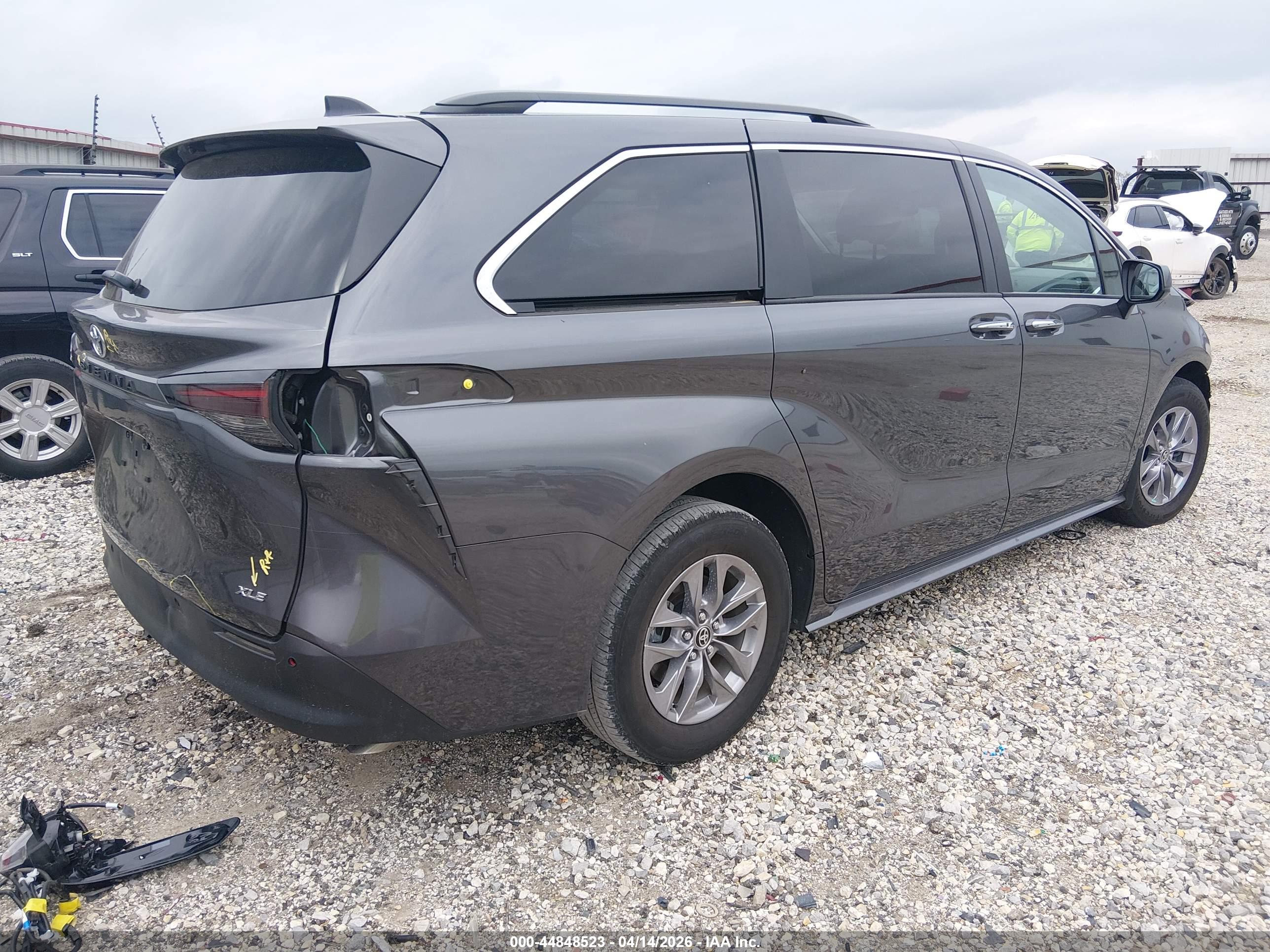 TOYOTA SIENNA image 4