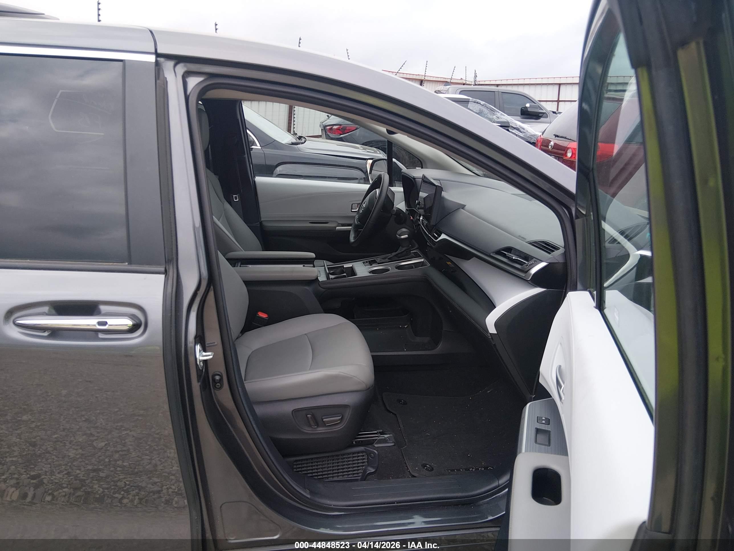 TOYOTA SIENNA image 5