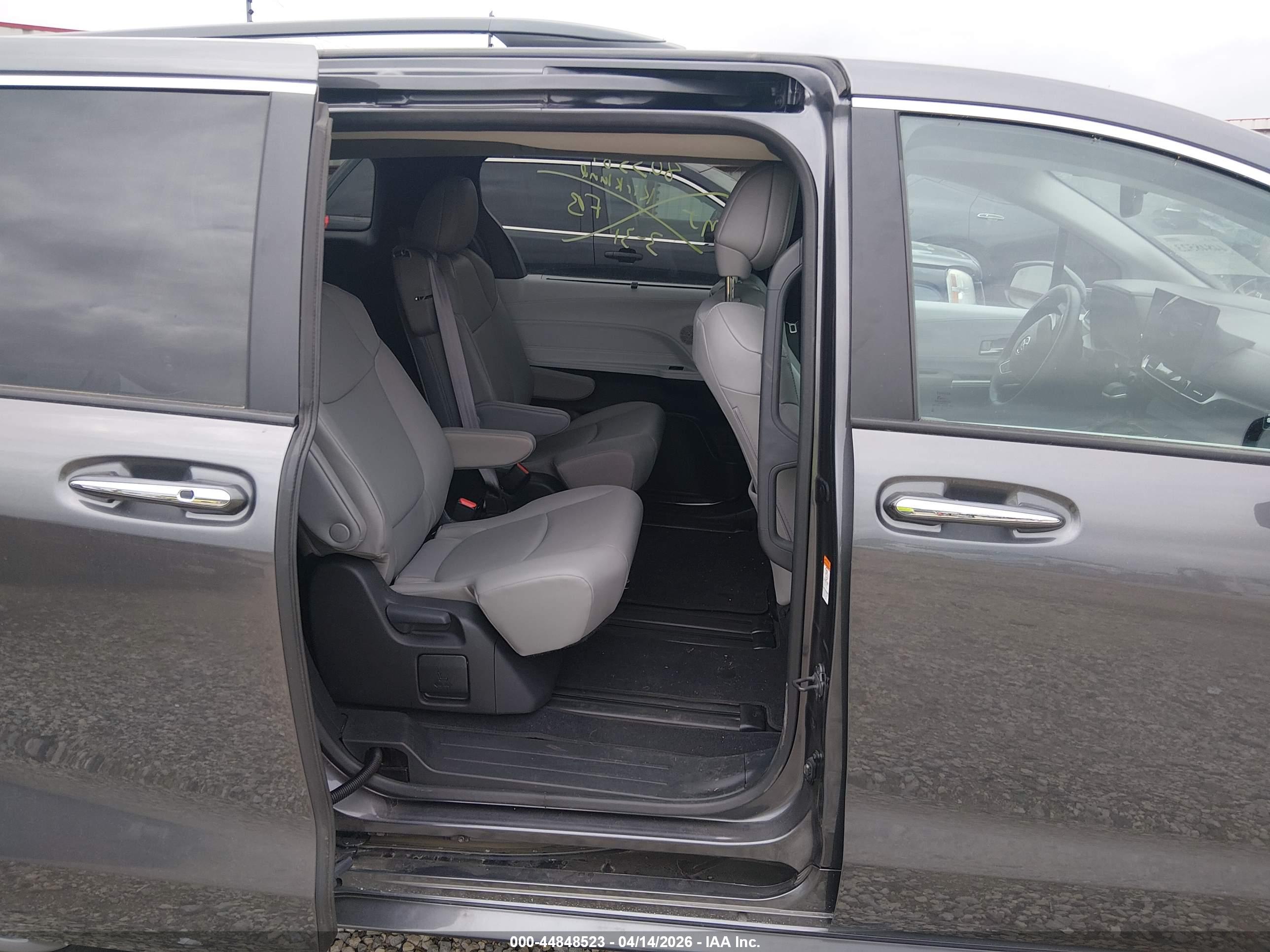 TOYOTA SIENNA image 8