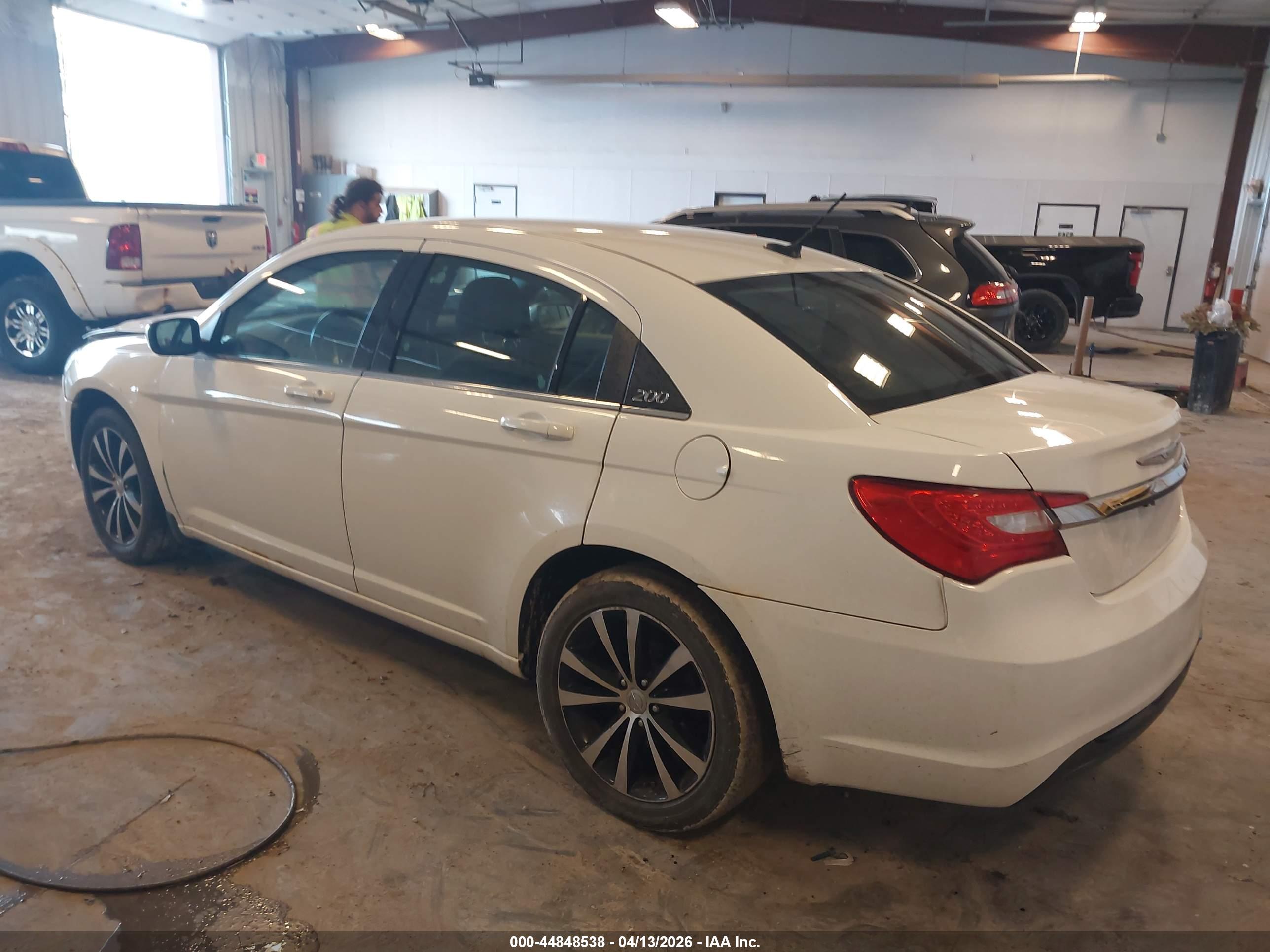 CHRYSLER 200 image 3