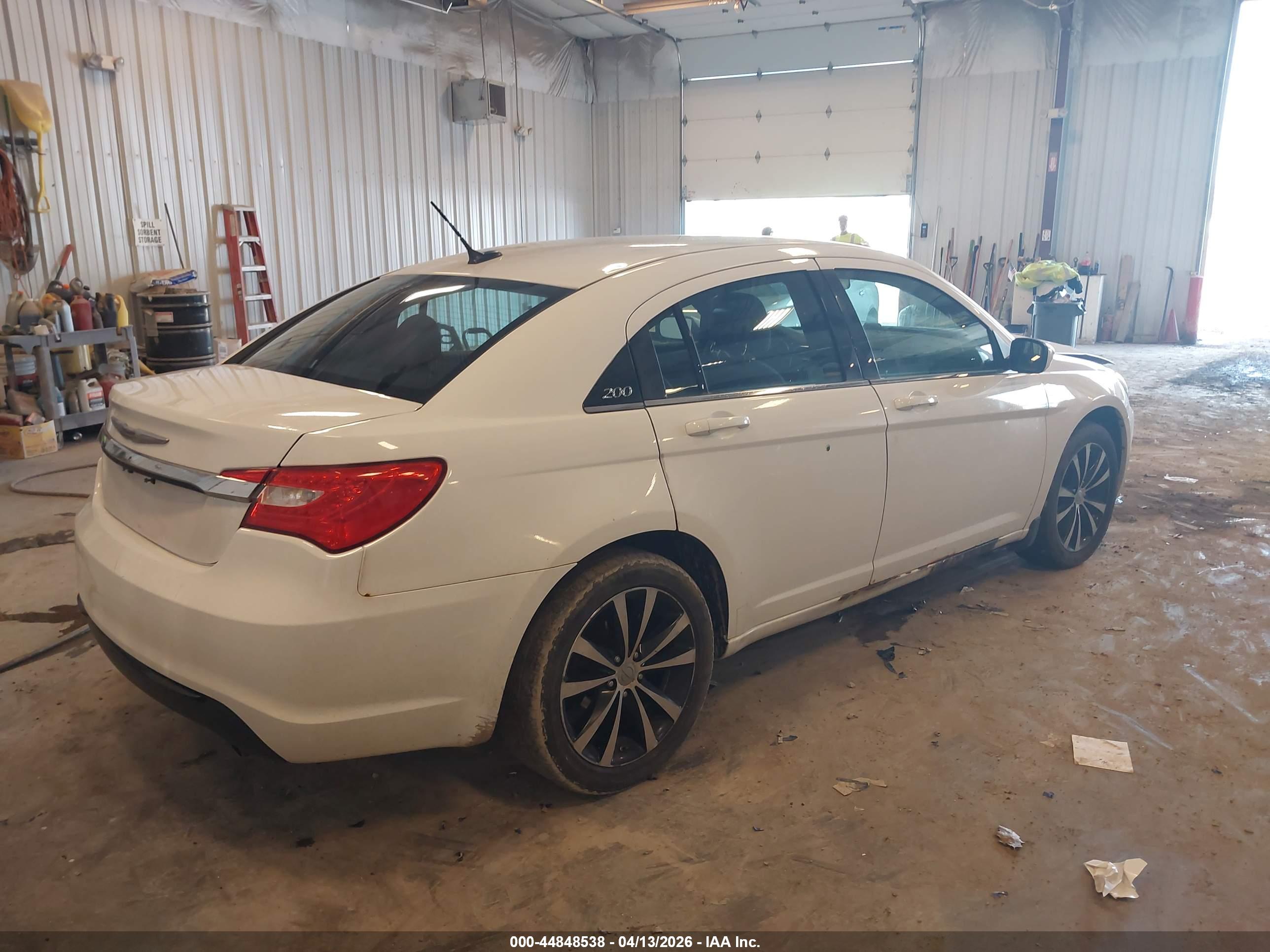 CHRYSLER 200 image 4