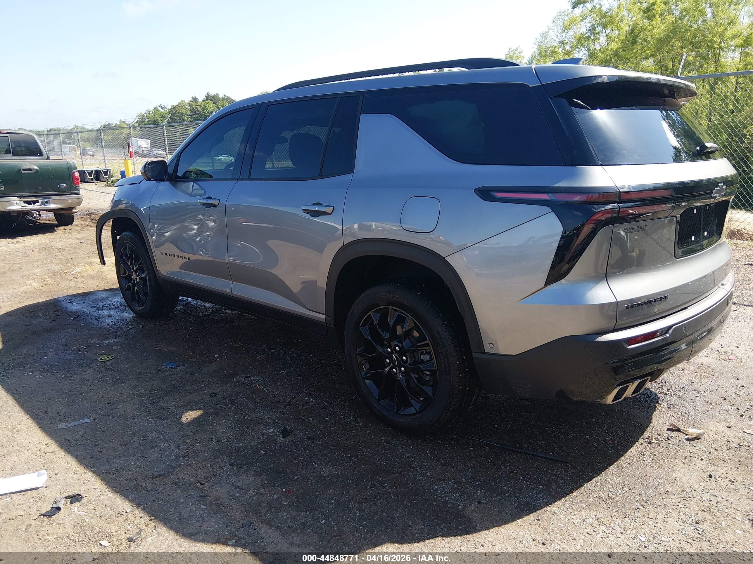 CHEVROLET TRAVERSE image 3