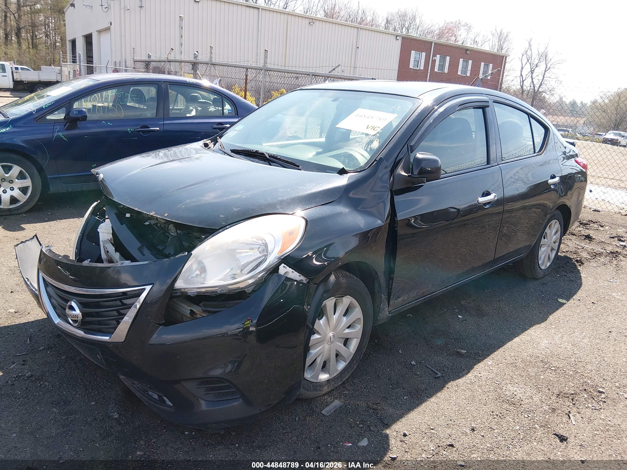 NISSAN VERSA image 2