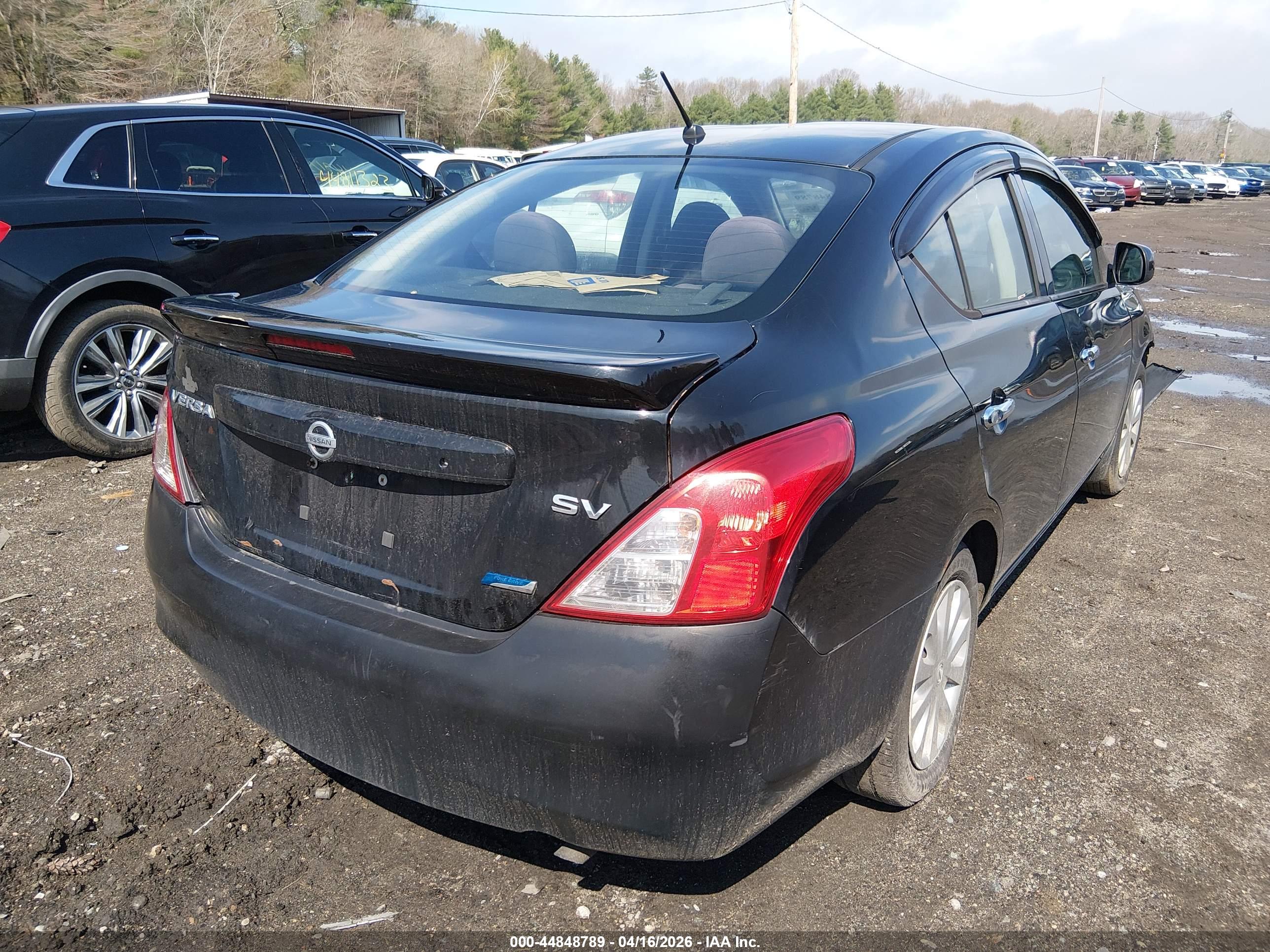 NISSAN VERSA image 4