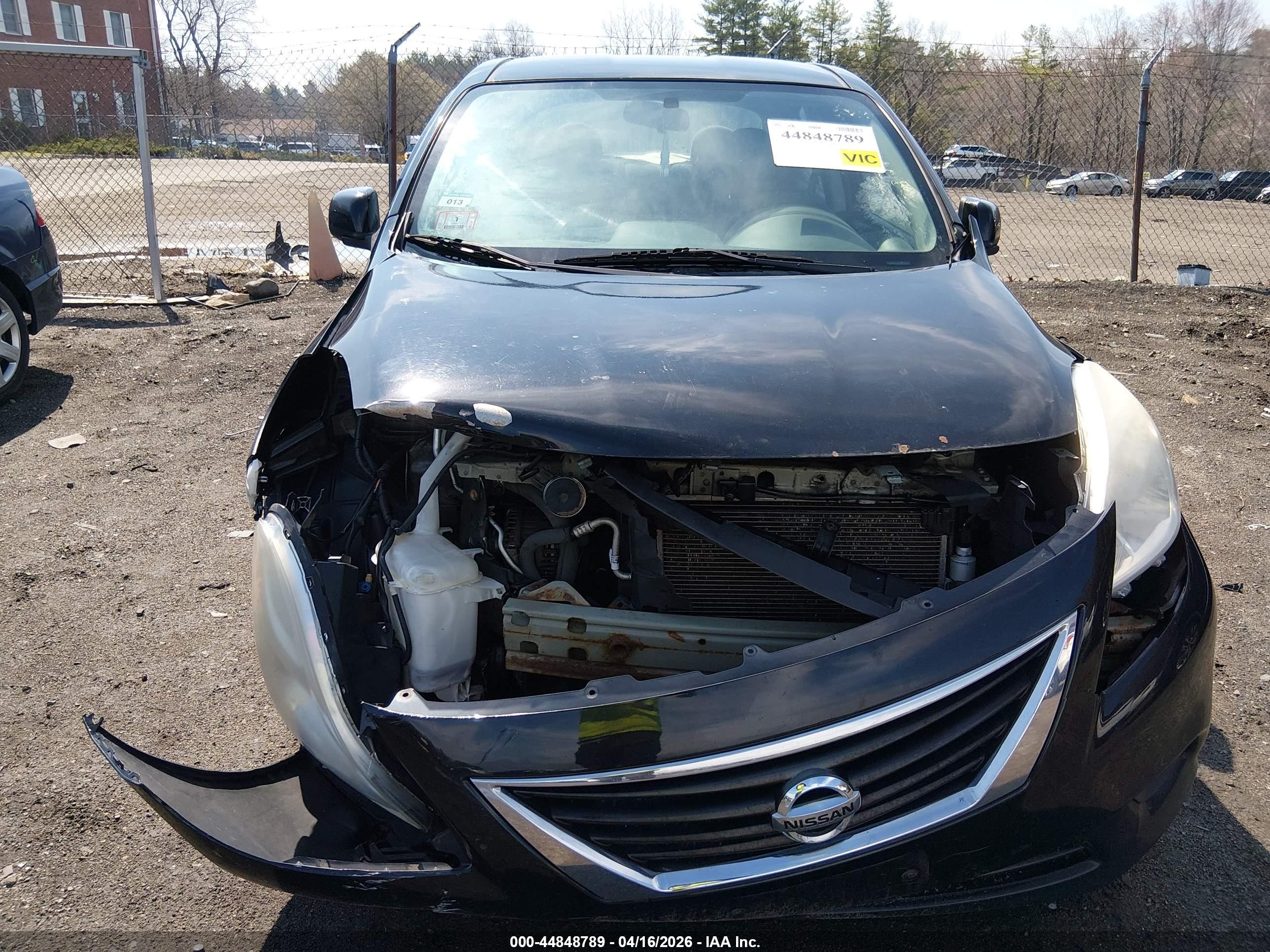 NISSAN VERSA image 6