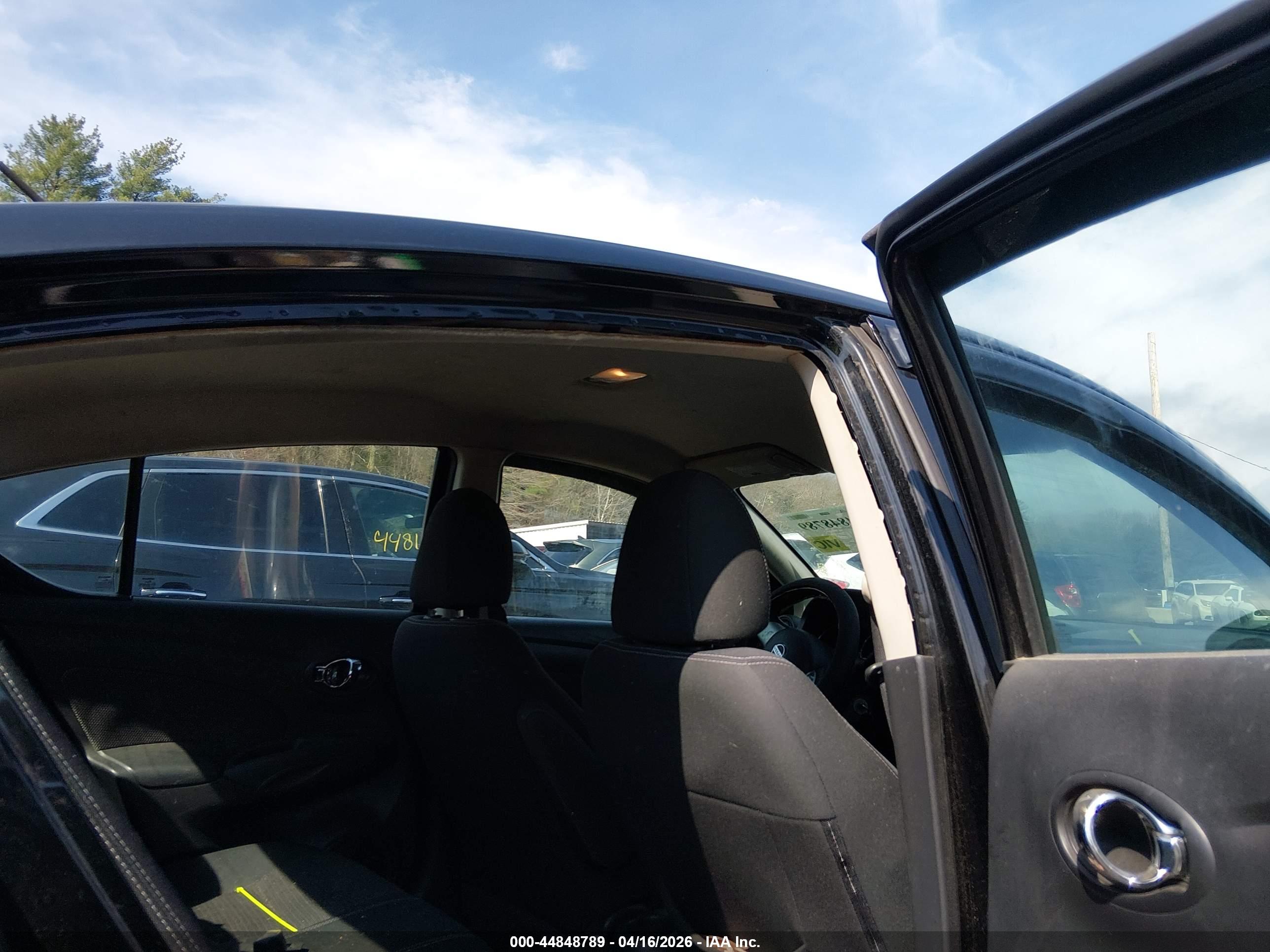 NISSAN VERSA image 8