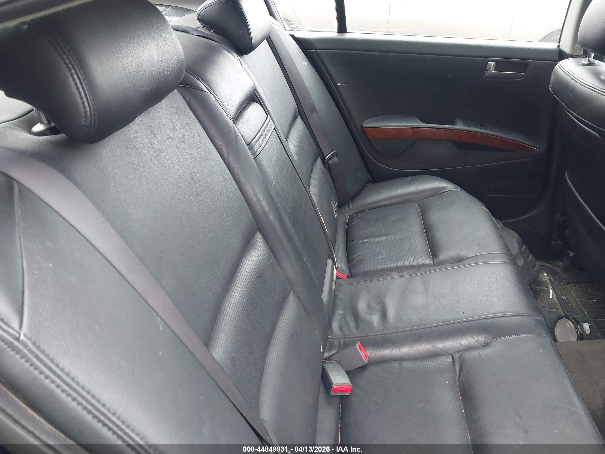 NISSAN MAXIMA image 8