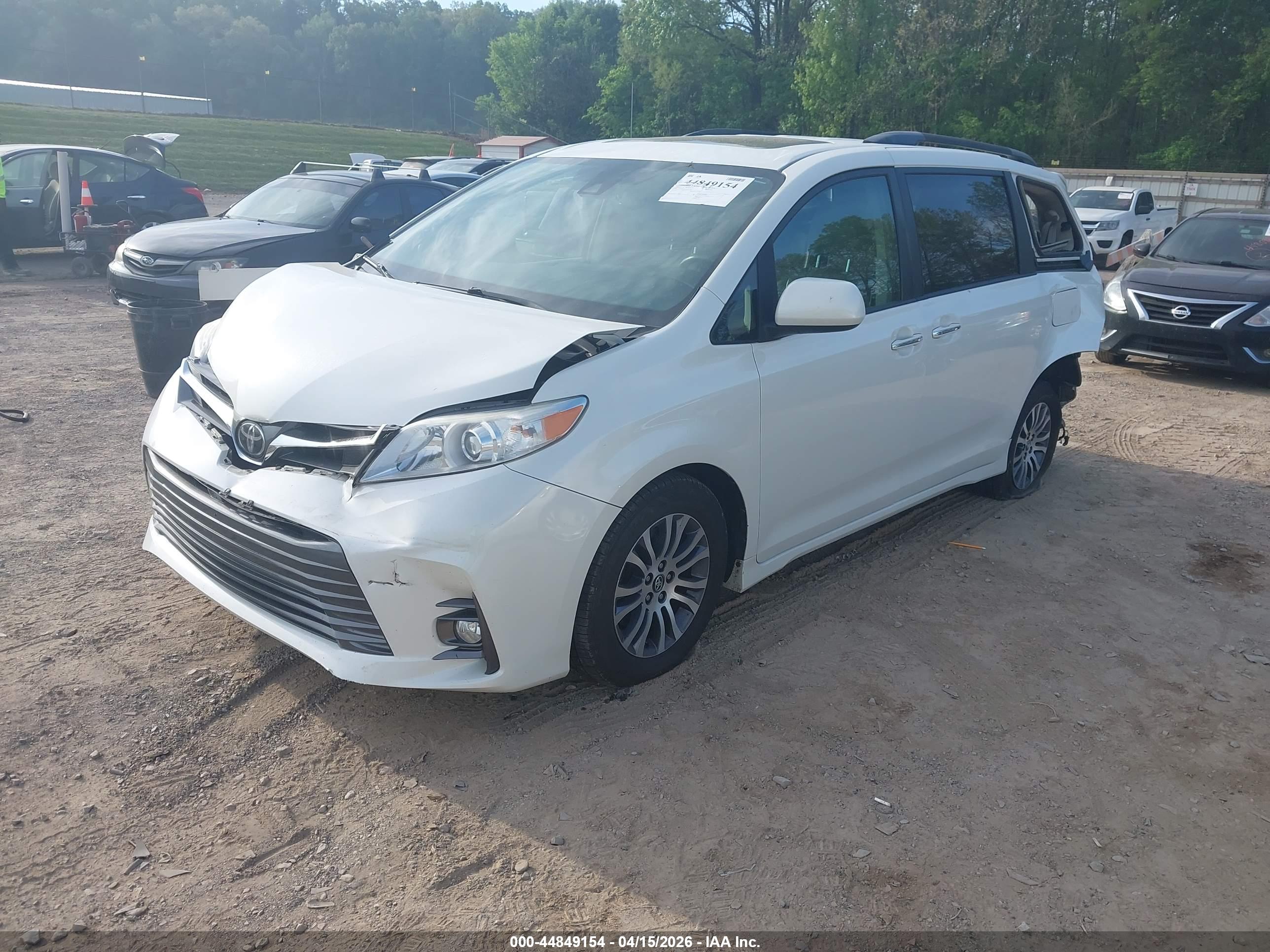 TOYOTA SIENNA image 2