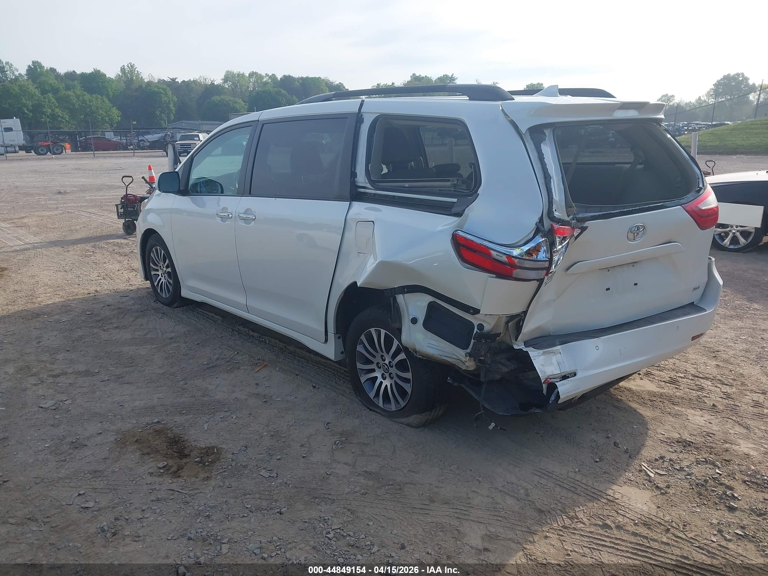 TOYOTA SIENNA image 3