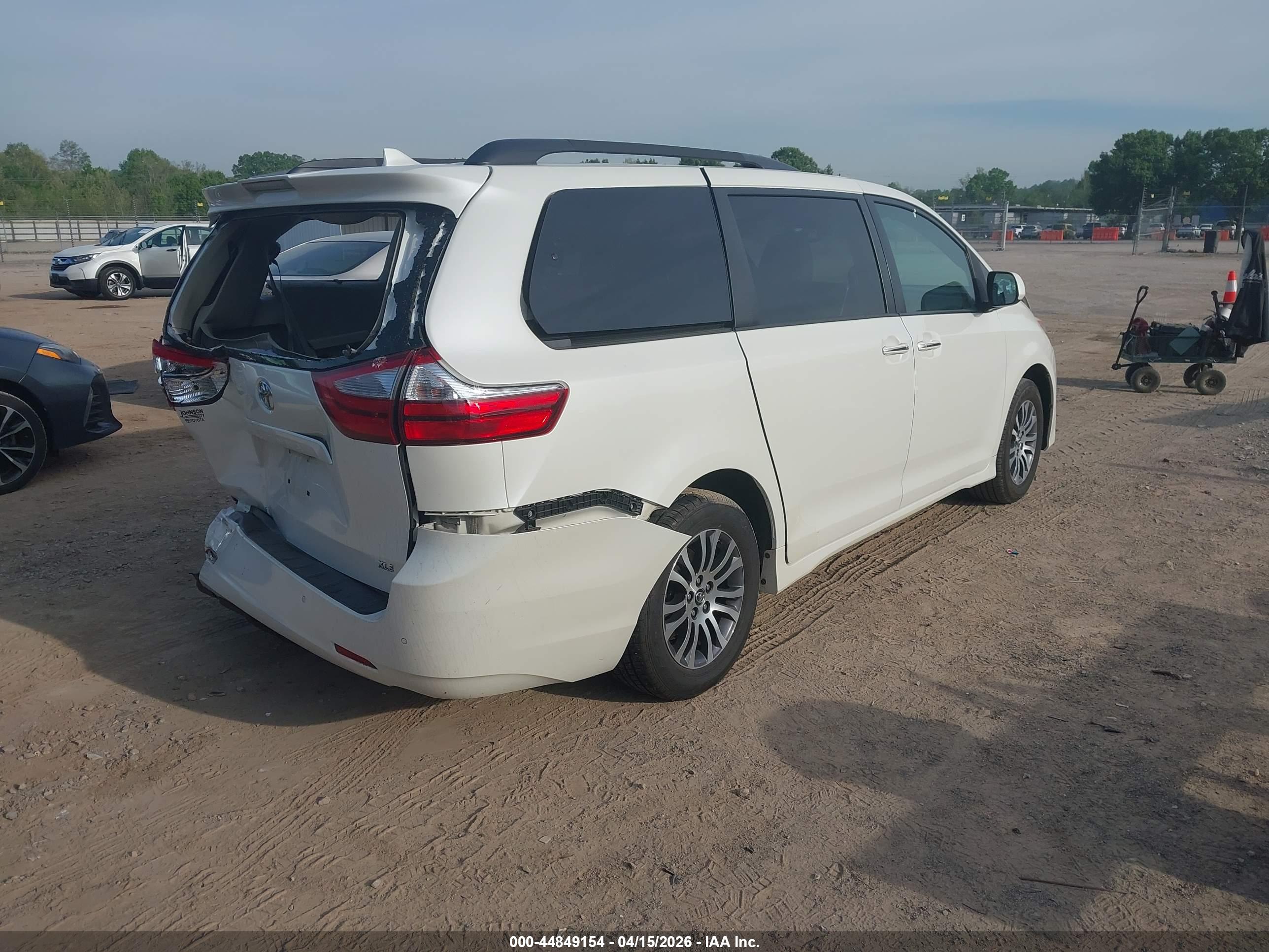 TOYOTA SIENNA image 4