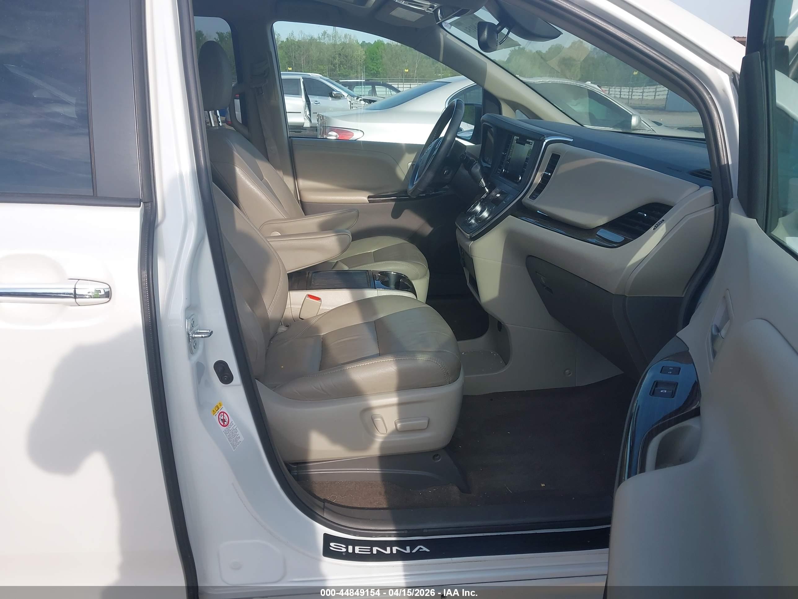 TOYOTA SIENNA image 5