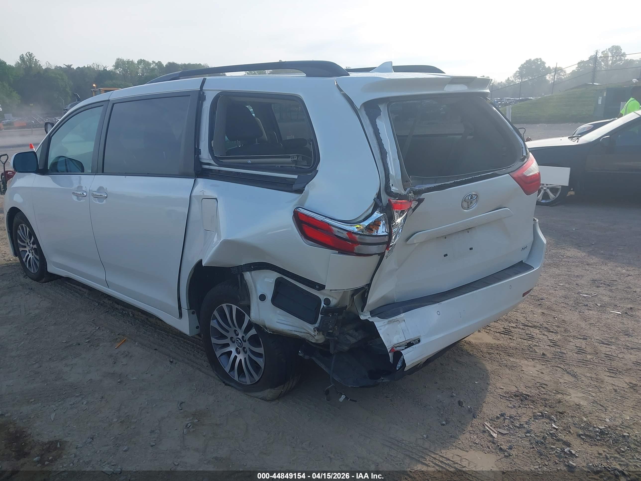 TOYOTA SIENNA image 6