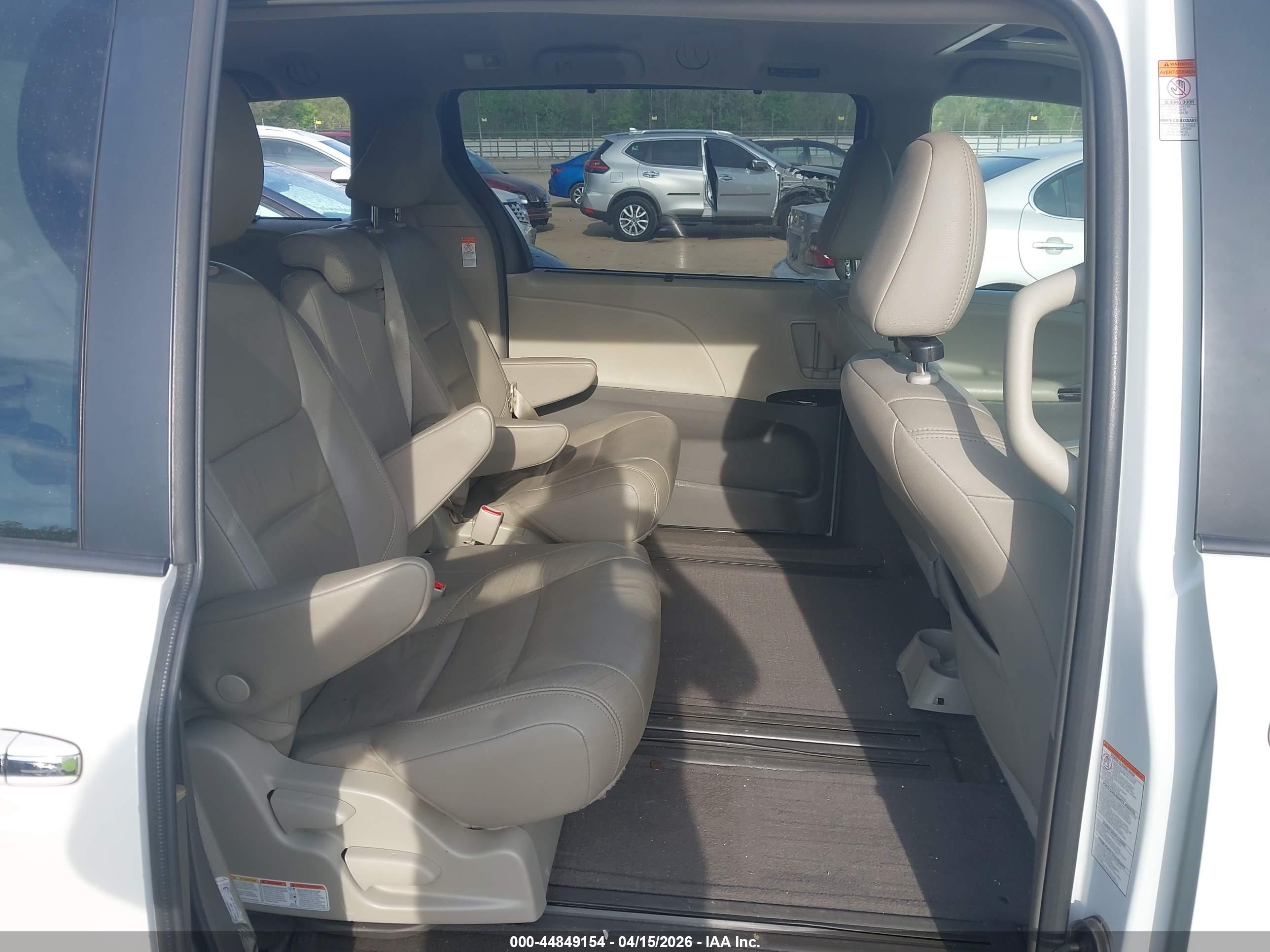 TOYOTA SIENNA image 8