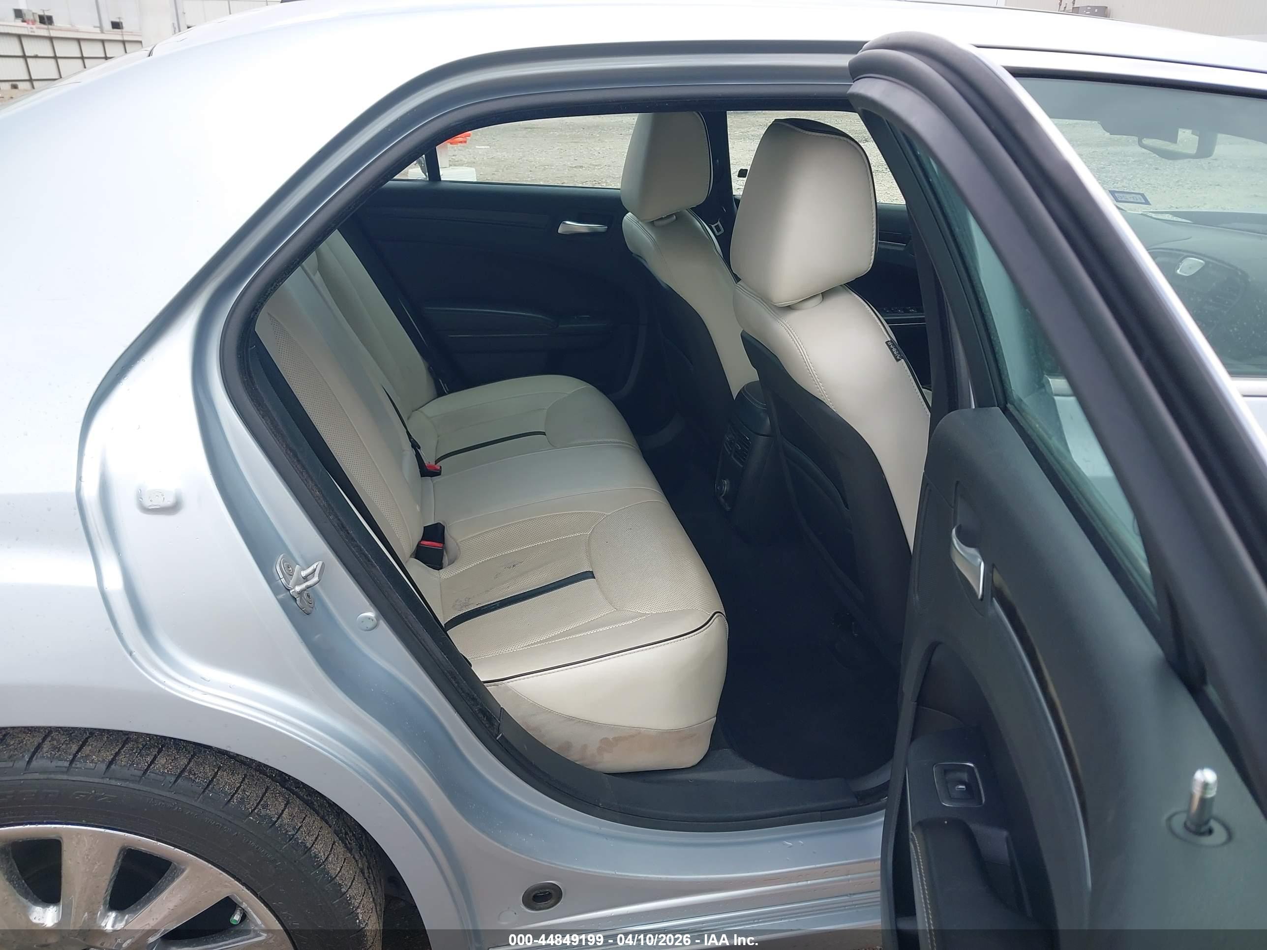 CHRYSLER 300 image 8