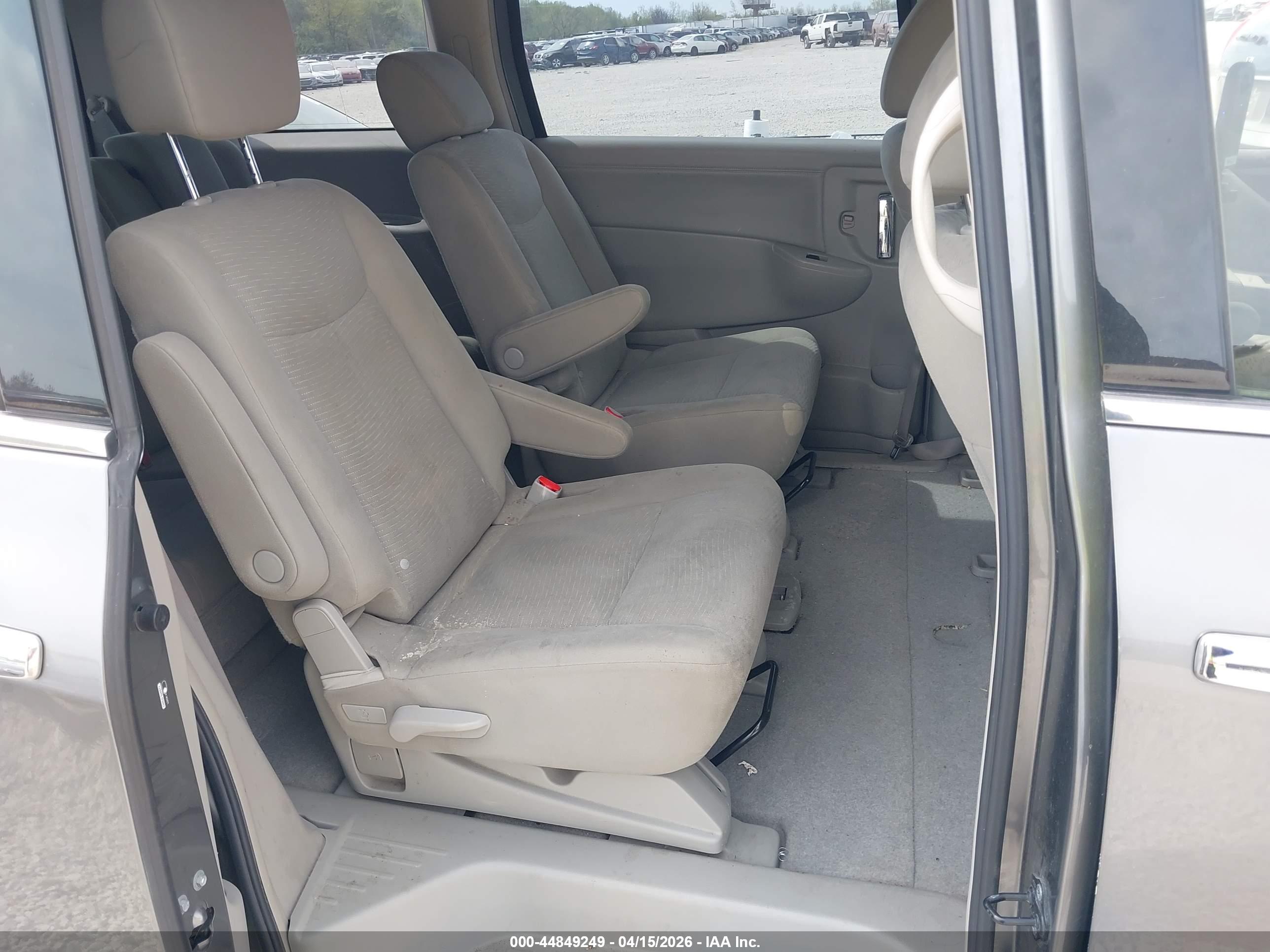 NISSAN QUEST image 8