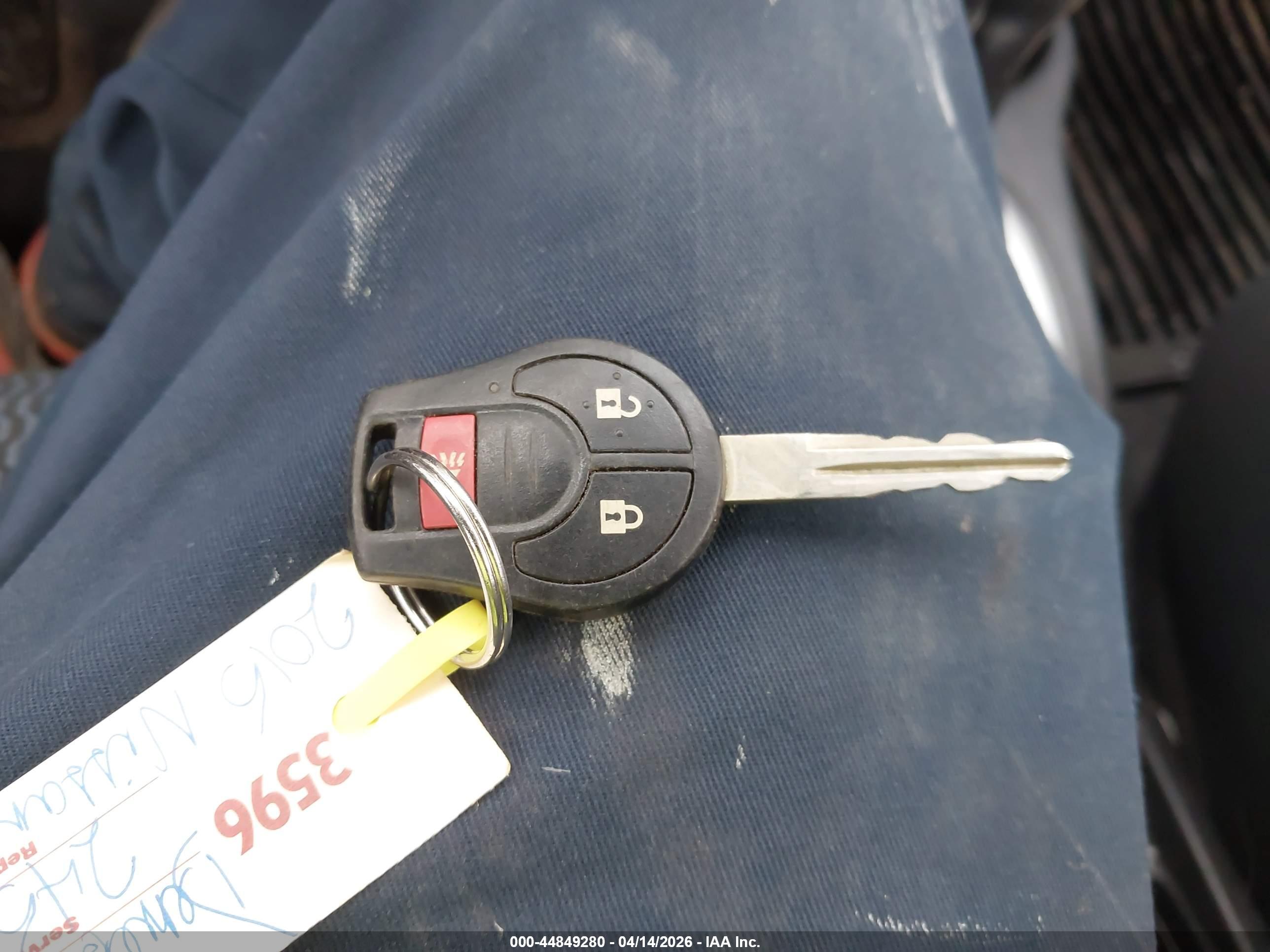 NISSAN VERSA image 11