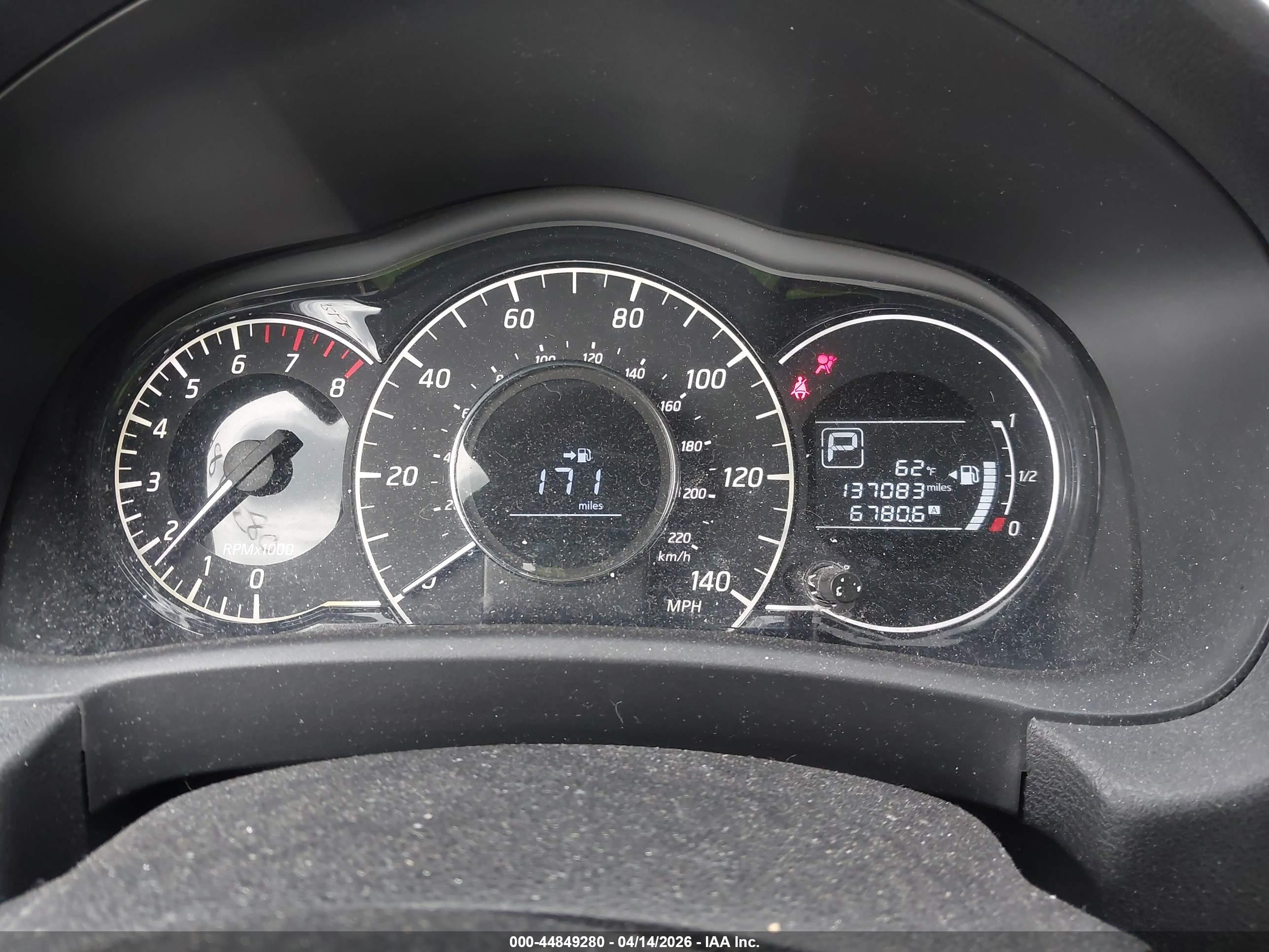 NISSAN VERSA image 7